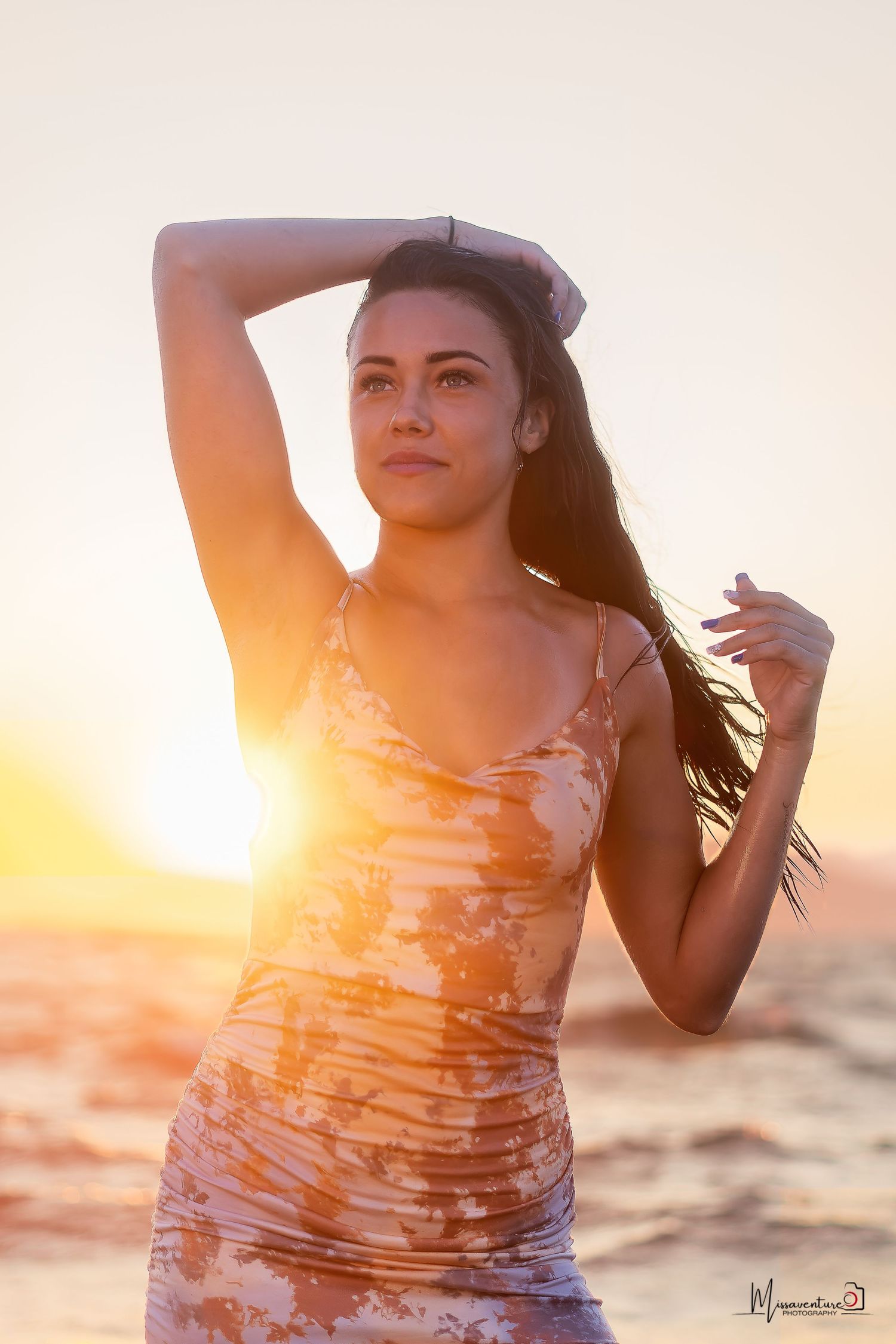 PHOTOGRAPHE CHIEN, CHAT & PORTRAIT dans le Var (83). FORCALQUEIRET. femme brune en petite  robe au coucher de soleil sur la plage