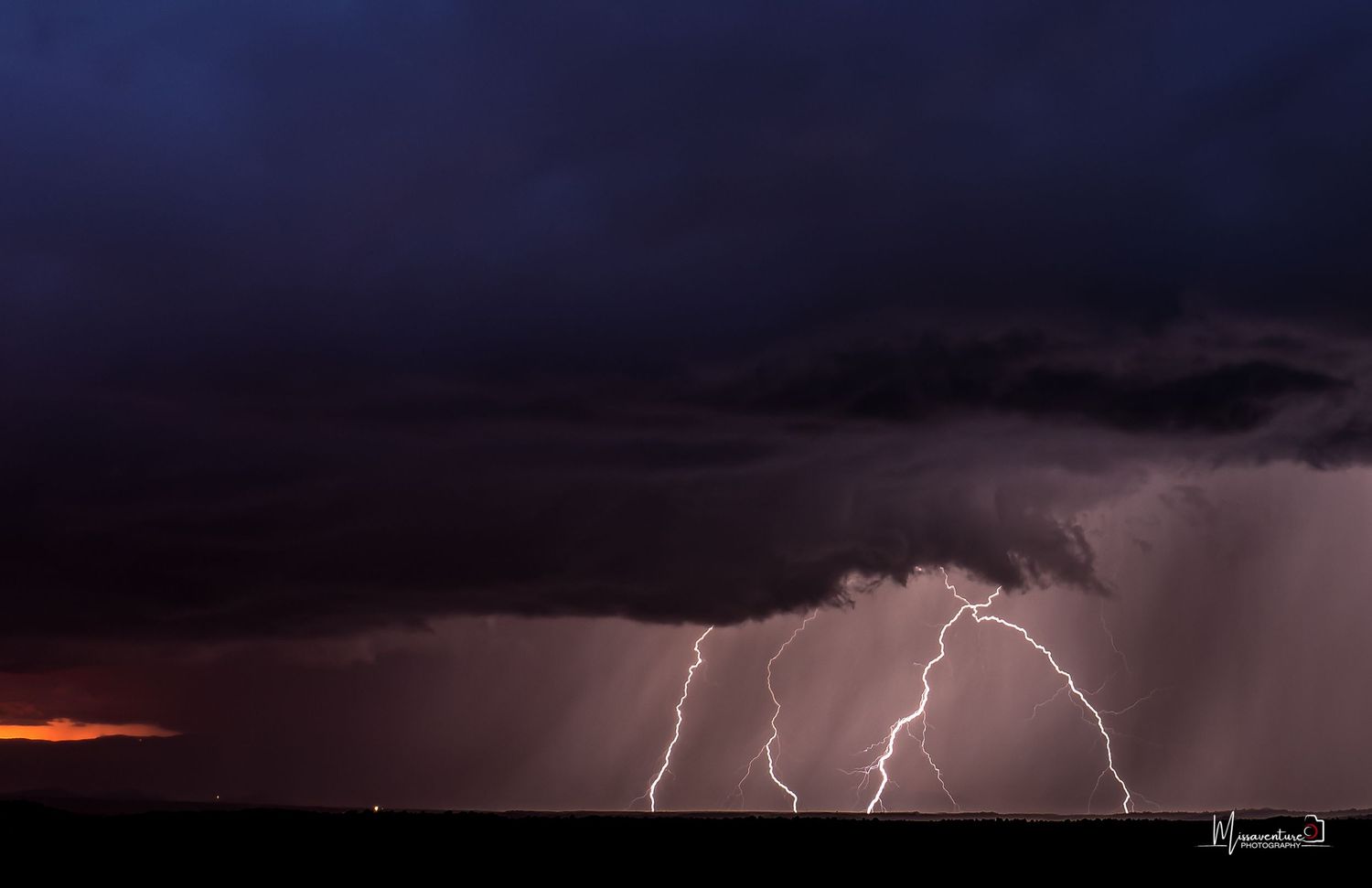 PHOTOGRAPHE CHIEN, CHAT & PORTRAIT dans le Var (83).
Orage et foudre à Valensole, ciel puissant, coucher de soleil.