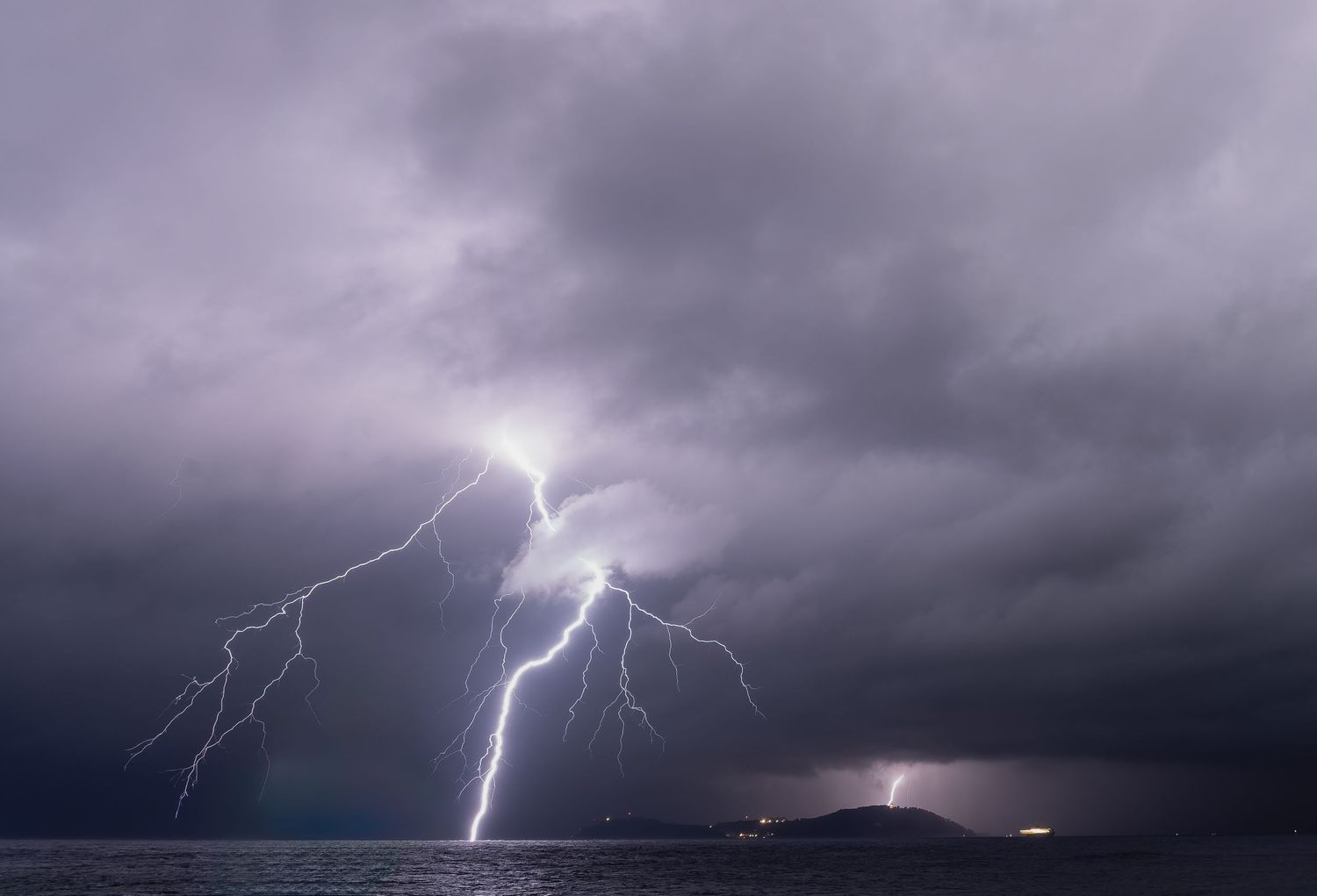 PHOTOGRAPHE PORTRAIT & PAYSAGES dans le Var (83).
Orage et foudre de nuit