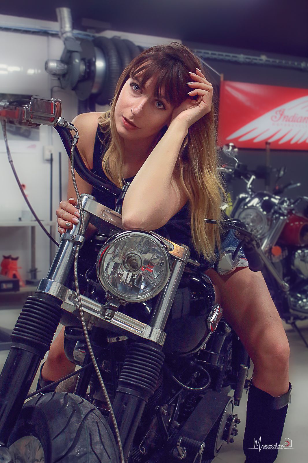 PHOTOGRAPHE DANS LE VAR (83) FORCALQUEIRET (photographe portrait et modèle)
Femme qui pose sur une moto dans un atelier de mécanique.