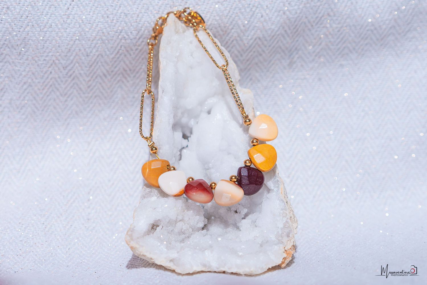 PHOTOGRAPHE CANIN, FÉLIN & PORTRAIT dans le Var (83).
Shooting pro de bijoux en pierre naturelles, fond blanc, crystal de roche et bracelet