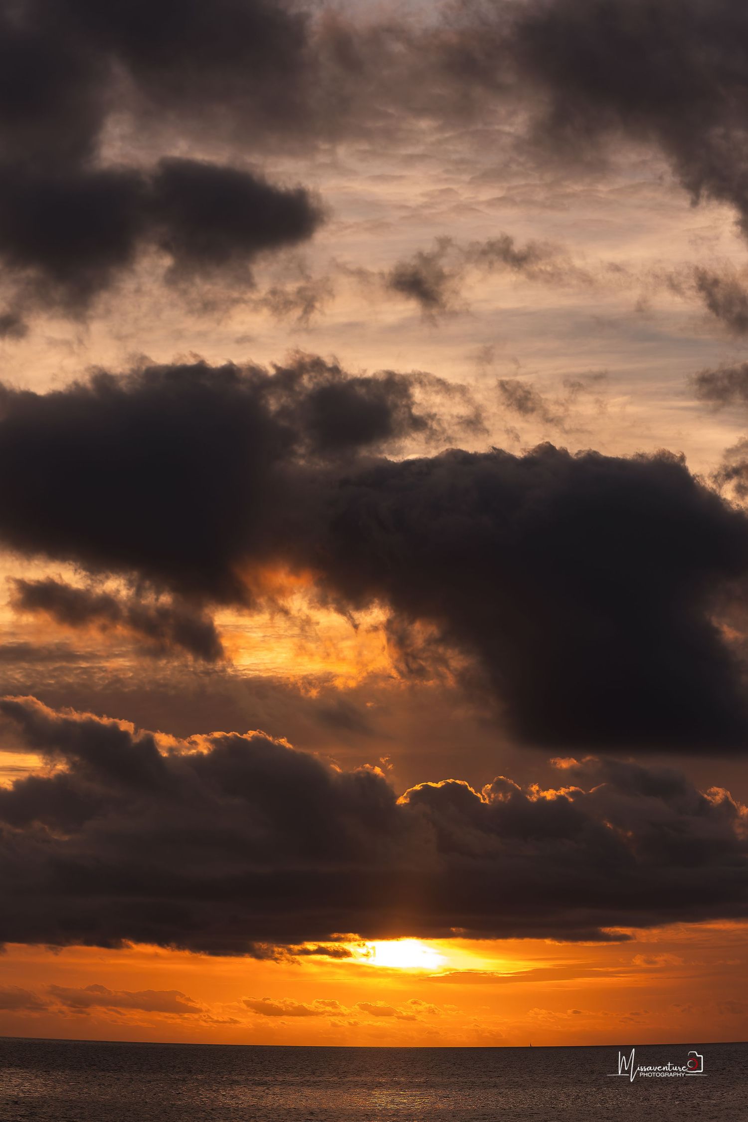 PHOTOGRAPHE DANS LE VAR (83) FORCALQUEIRET (photographe voyages et paysages), coucher de soleil et ciel de caractère en Sardaigne.