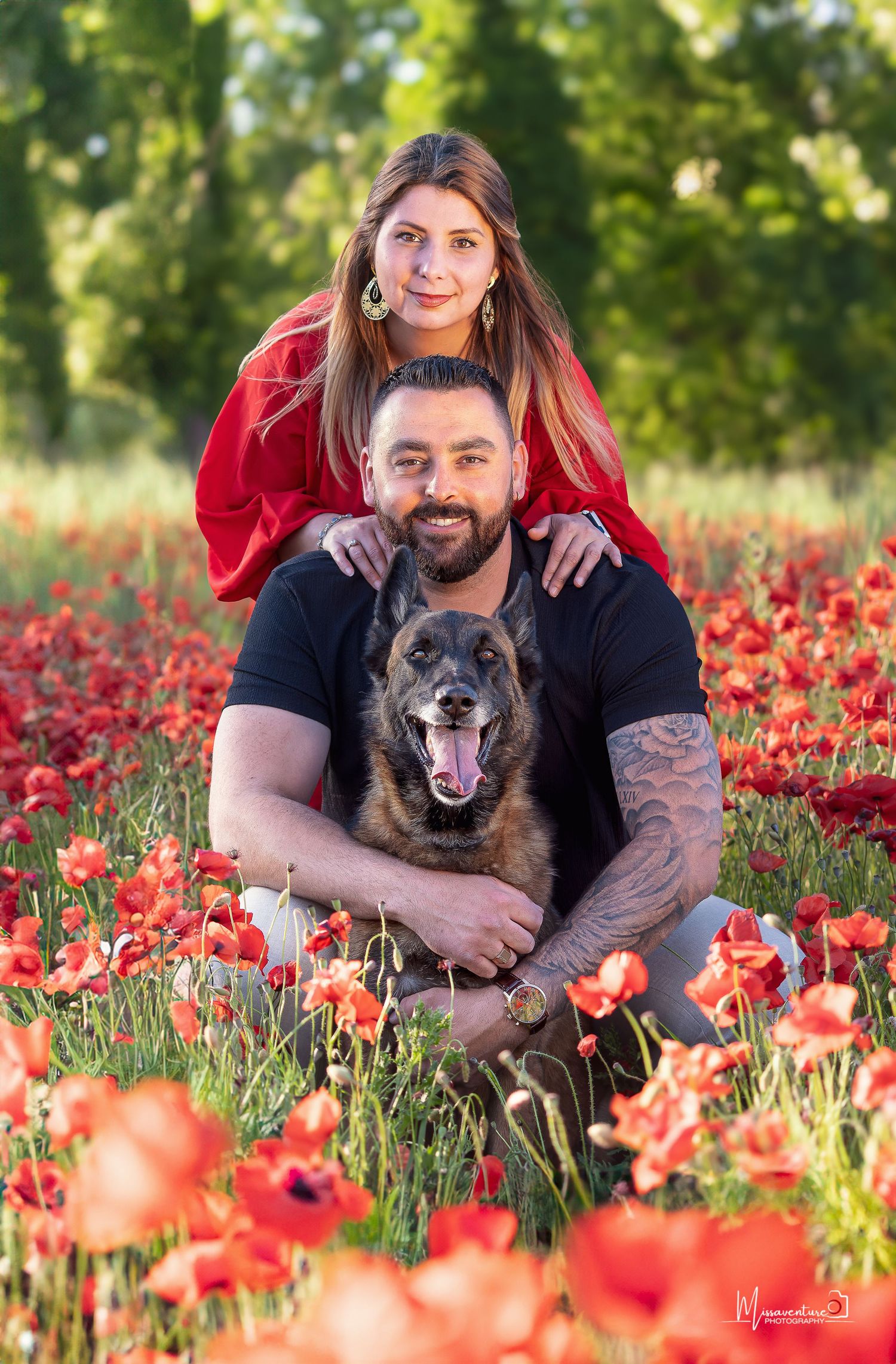 PHOTOGRAPHE DANS LE VAR (83) FORCALQUEIRET (photographe pour chiens, chats)
Couple dans les coquelicots avec leur chien