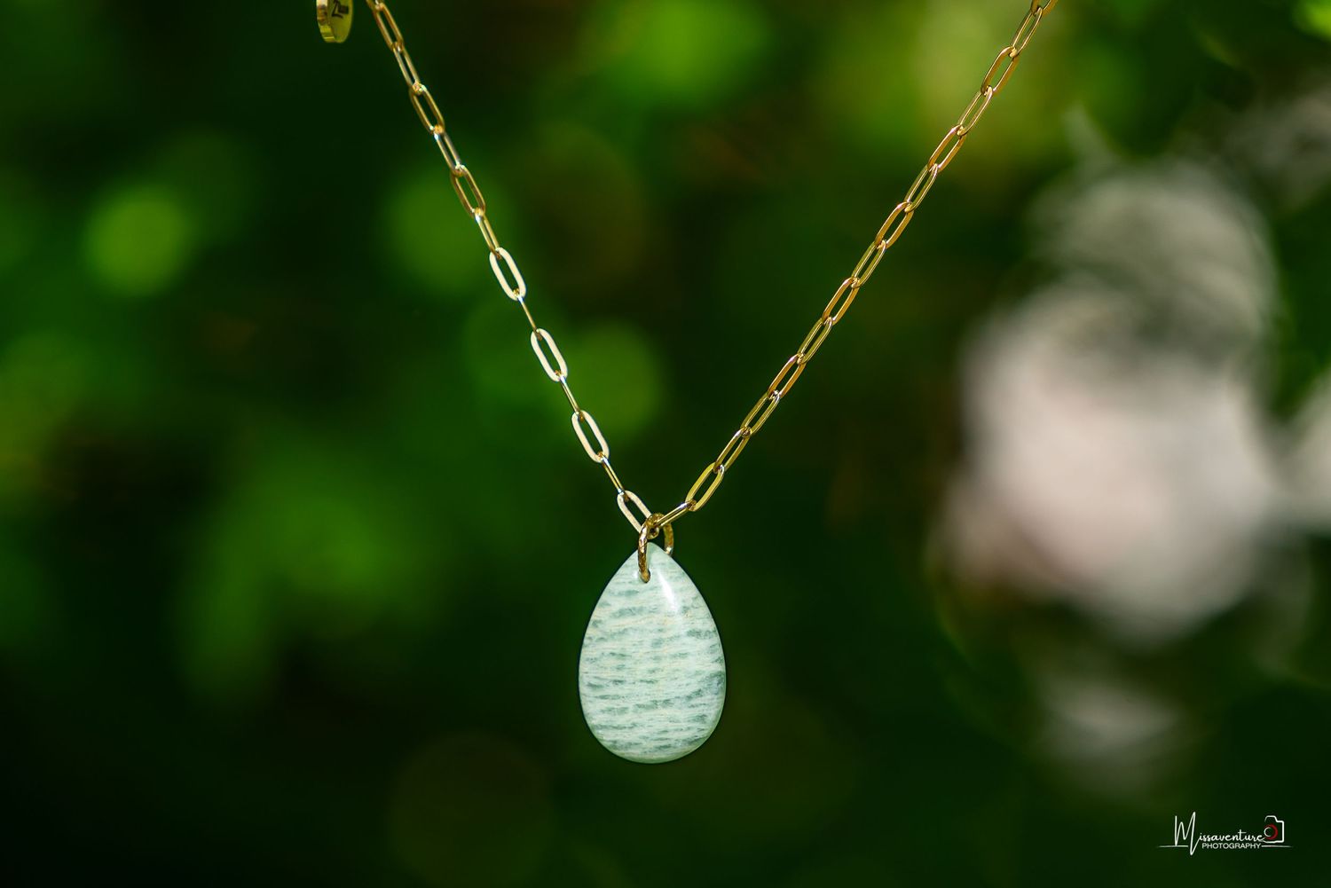 PHOTOGRAPHE CANIN, FÉLIN & PORTRAIT dans le Var (83).
Shooting pro de bijoux en pierre naturelles, collier et nature