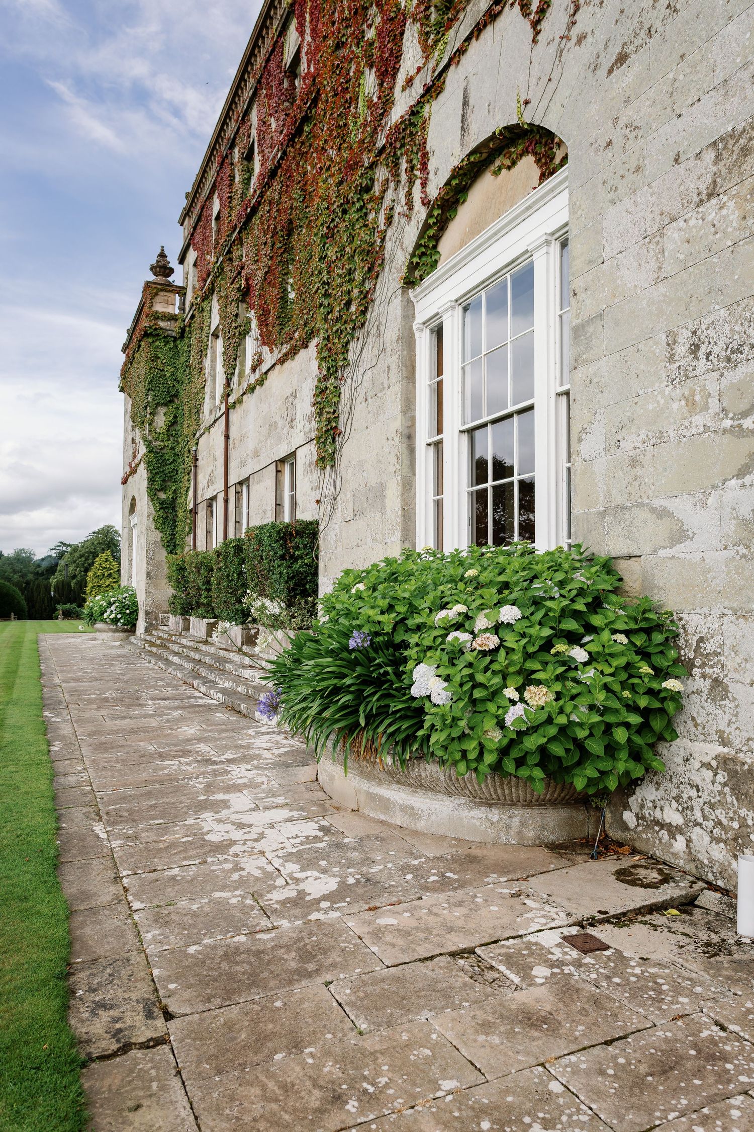 “Elegant wedding venue at Kinmount House in Scotland, featuring a grand historic mansion surrounded by lush countryside.”
