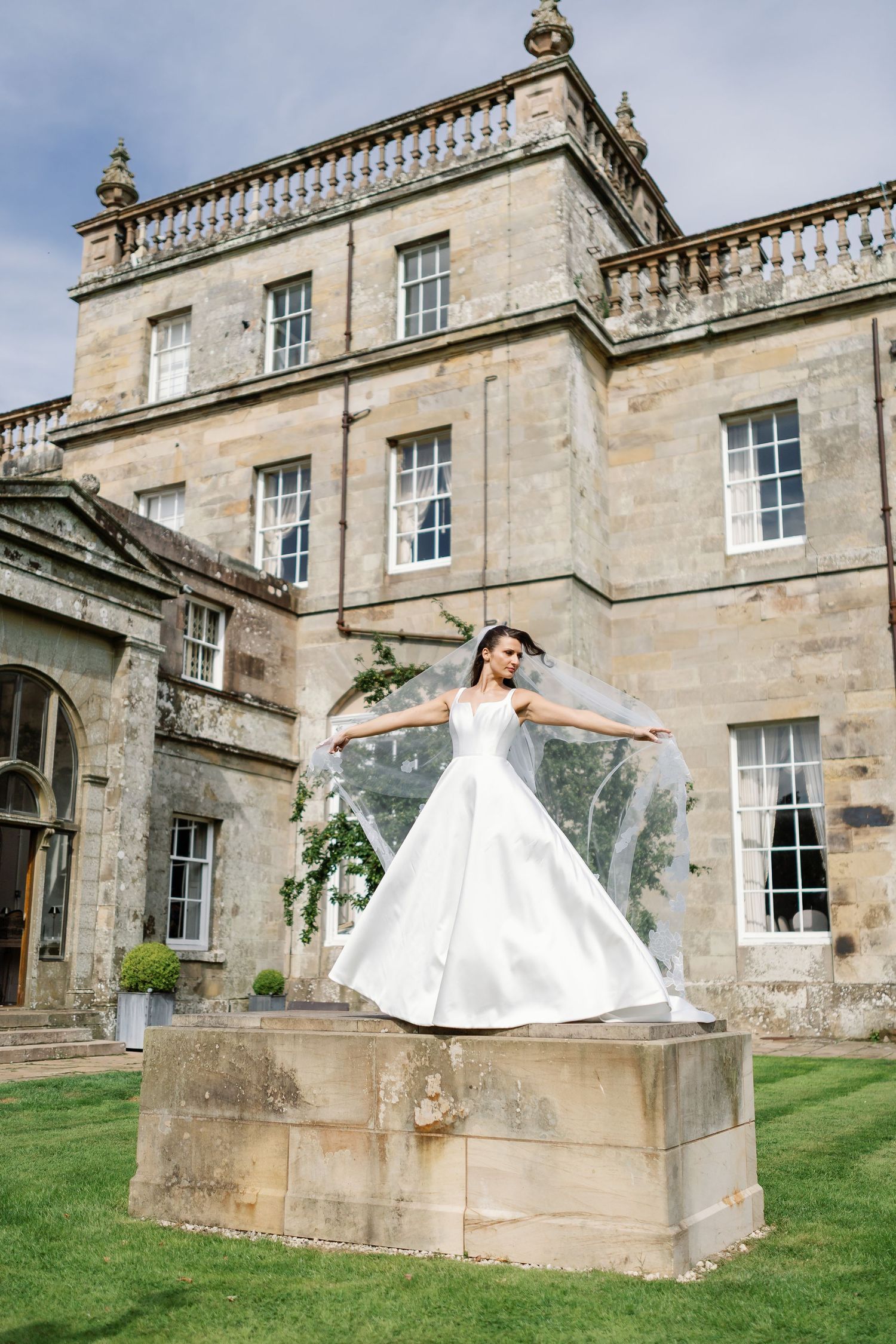 “Elegant wedding venue at Kinmount House in Scotland, featuring a grand historic mansion surrounded by lush countryside.”