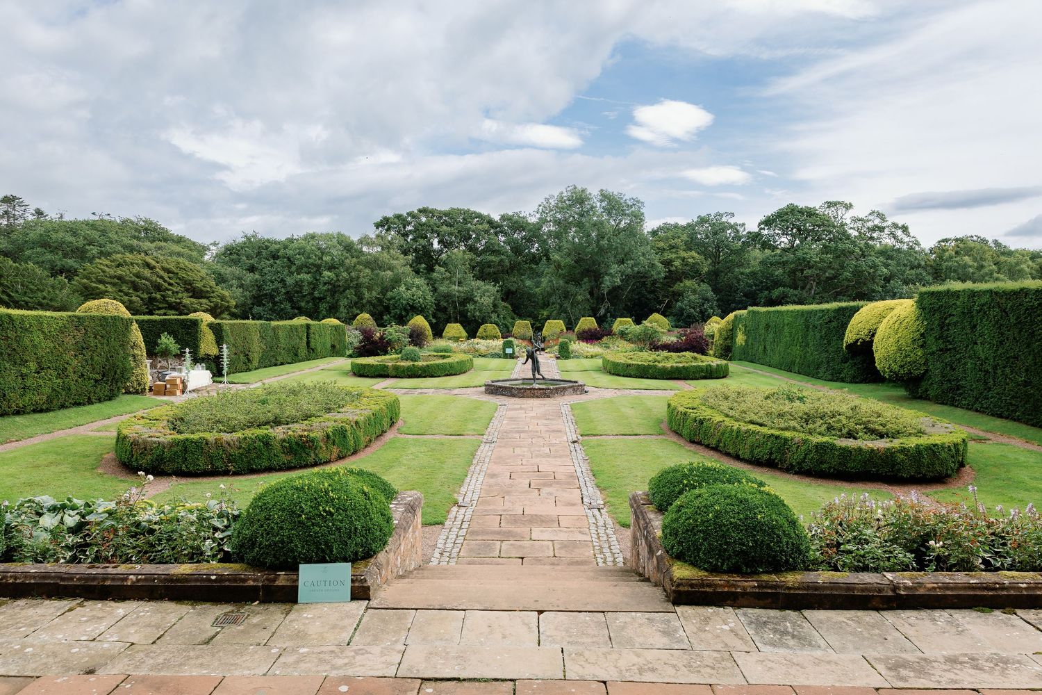 “Elegant wedding venue at Kinmount House in Scotland, featuring a grand historic mansion surrounded by lush countryside.”