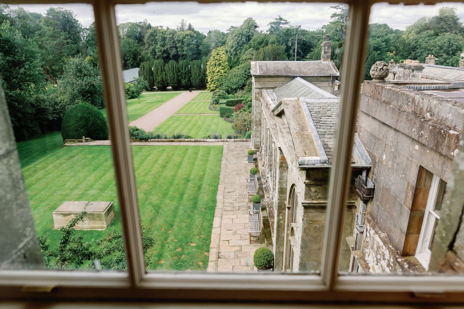 “Elegant wedding venue at Kinmount House in Scotland, featuring a grand historic mansion surrounded by lush countryside.”