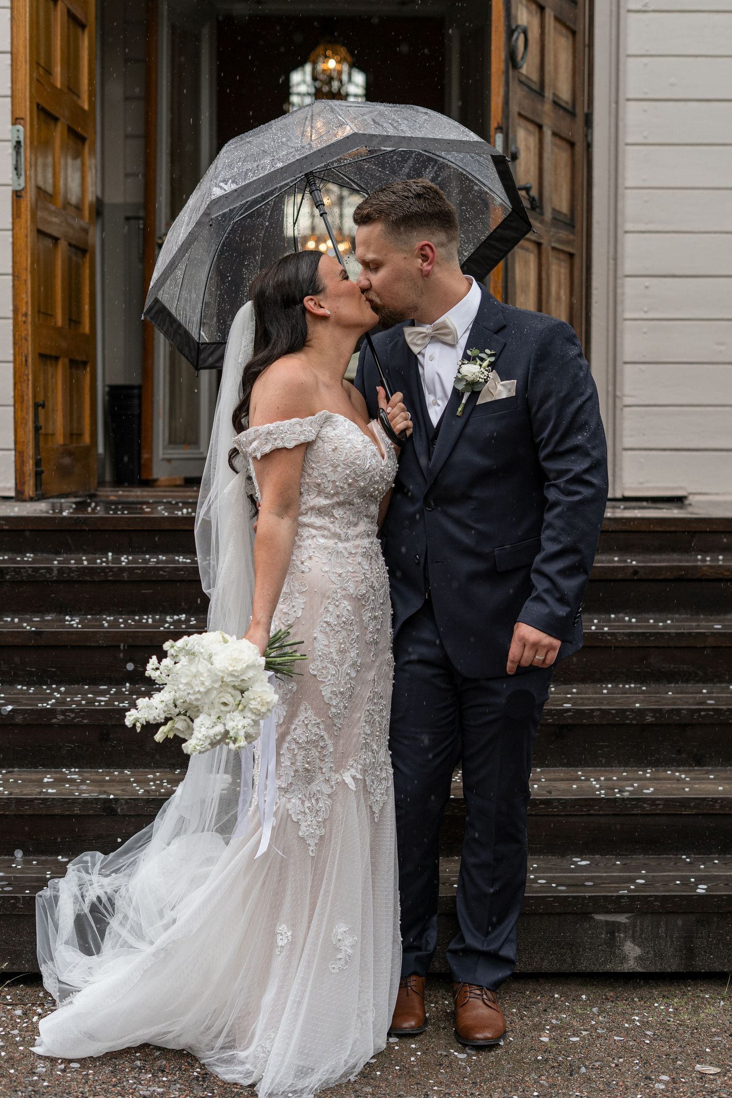 Ett romantiskt brudpar delar ömma stunder på trappan till en historisk byggnad i tre på varandra följande bilder. - Fotograf Emma Matkoski