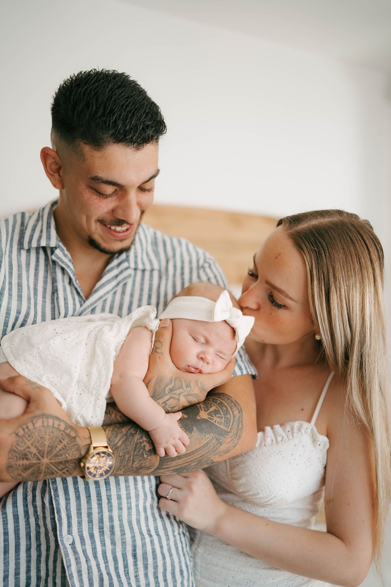 Une famille partage des moments tendres avec son nouveau-né dans une série de photos de portraits intimes.