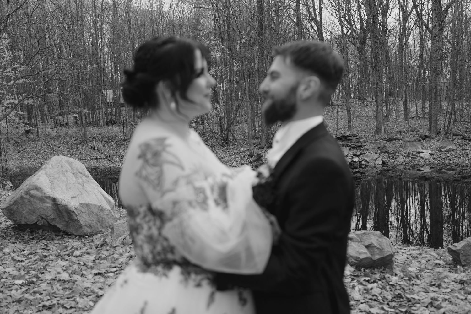 A romantic black and white photo series of a couple dancing together in a wooded forest setting. photographe haut de gamme