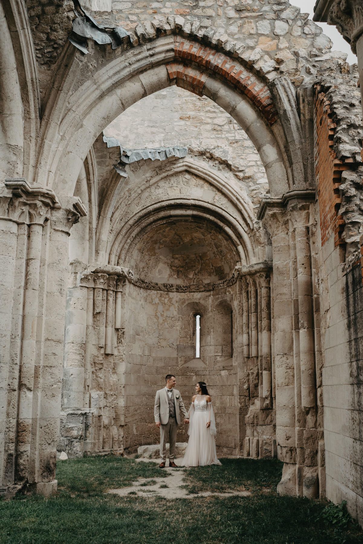 Esküvő a zsámbéki romtemplomban - RR Pictures esküvői fotós