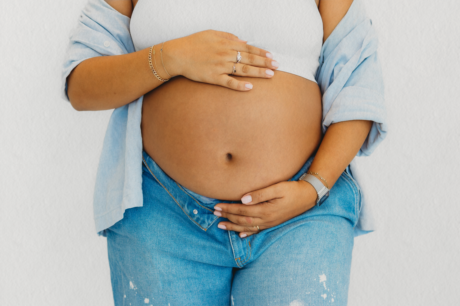 Maternity photoshoot in a white studio in Dbayeh, Lebanon by Dounia Raphael Photography