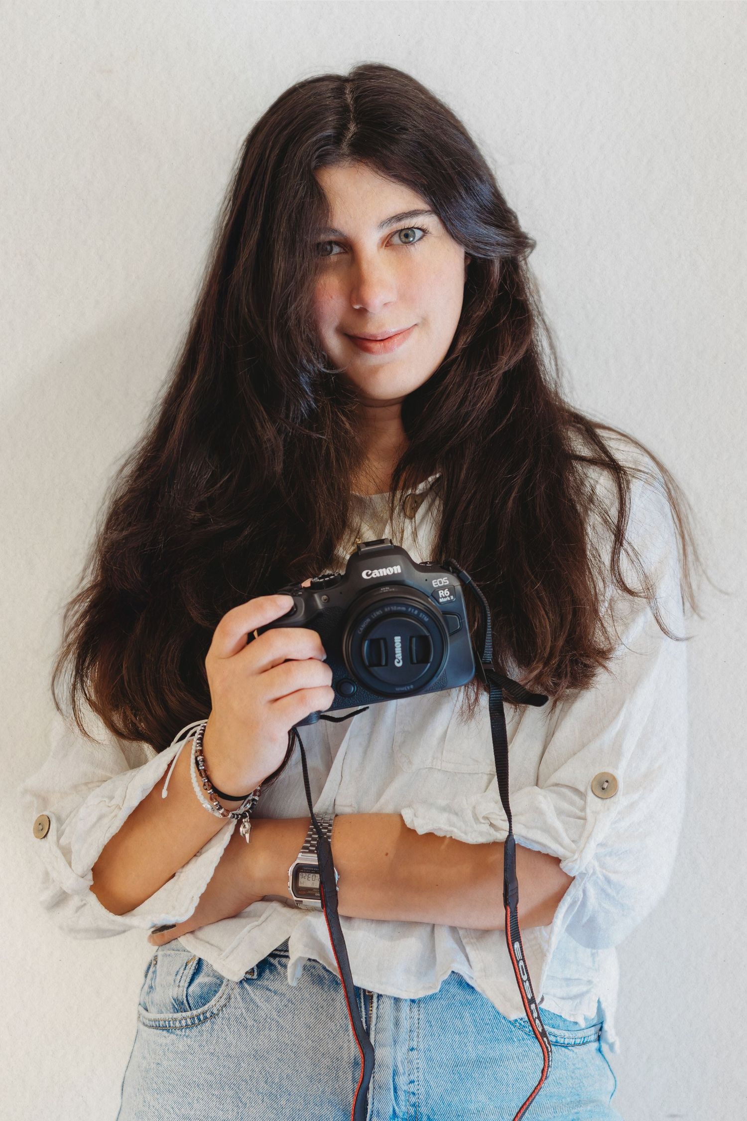 Dounia Raphael, newborn, baby and family photographer in Dbayeh, Lebanon, holding her camera