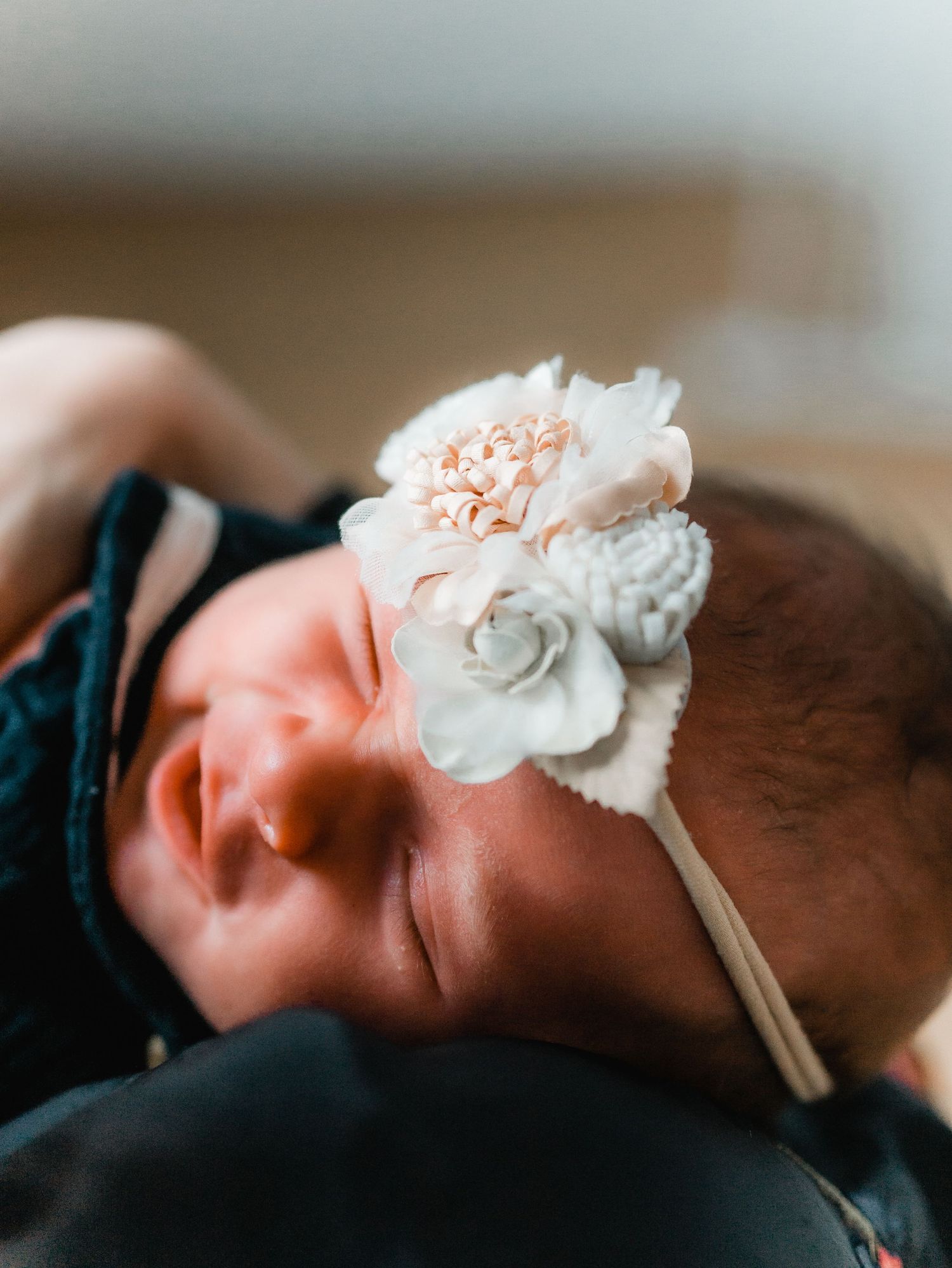 Authentische Neugeborenenfotografie Graz. Lifestyle newborn photography at home – captures of those first precious days.