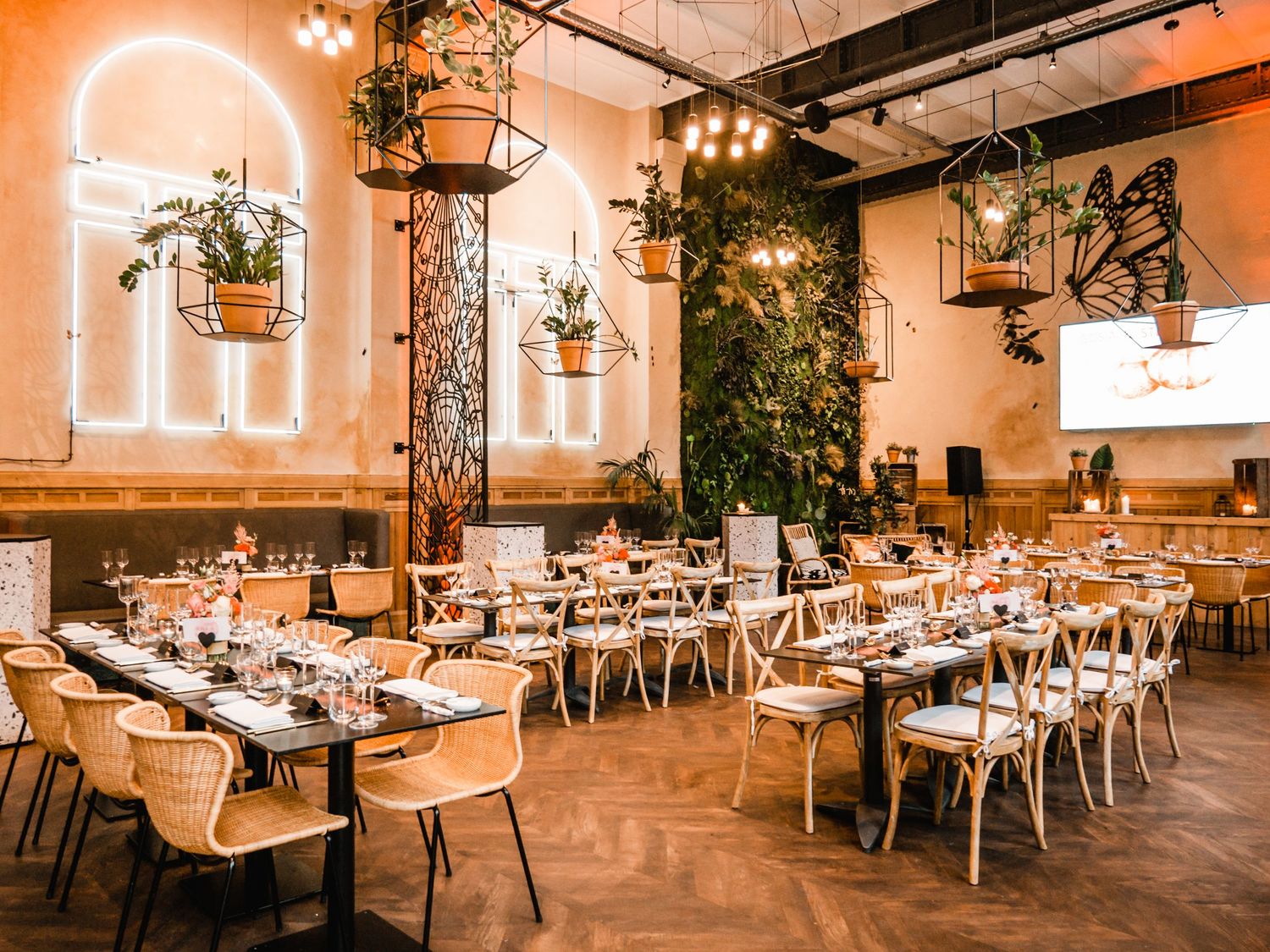 Boho-Stil Tischdekoration mit Trockenblumen in einer rustikalen Scheune, Inspiration für Hochzeiten in Österreich.