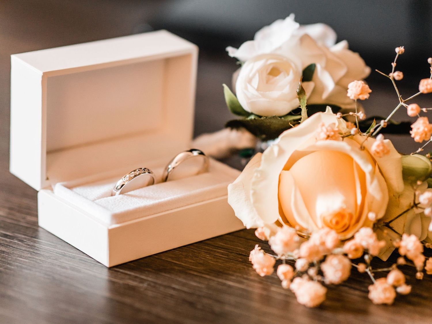 Nahaufnahme von Vintage-Brautschmuck und Spitzenkleid-Details, Fine Art Hochzeitsstil.