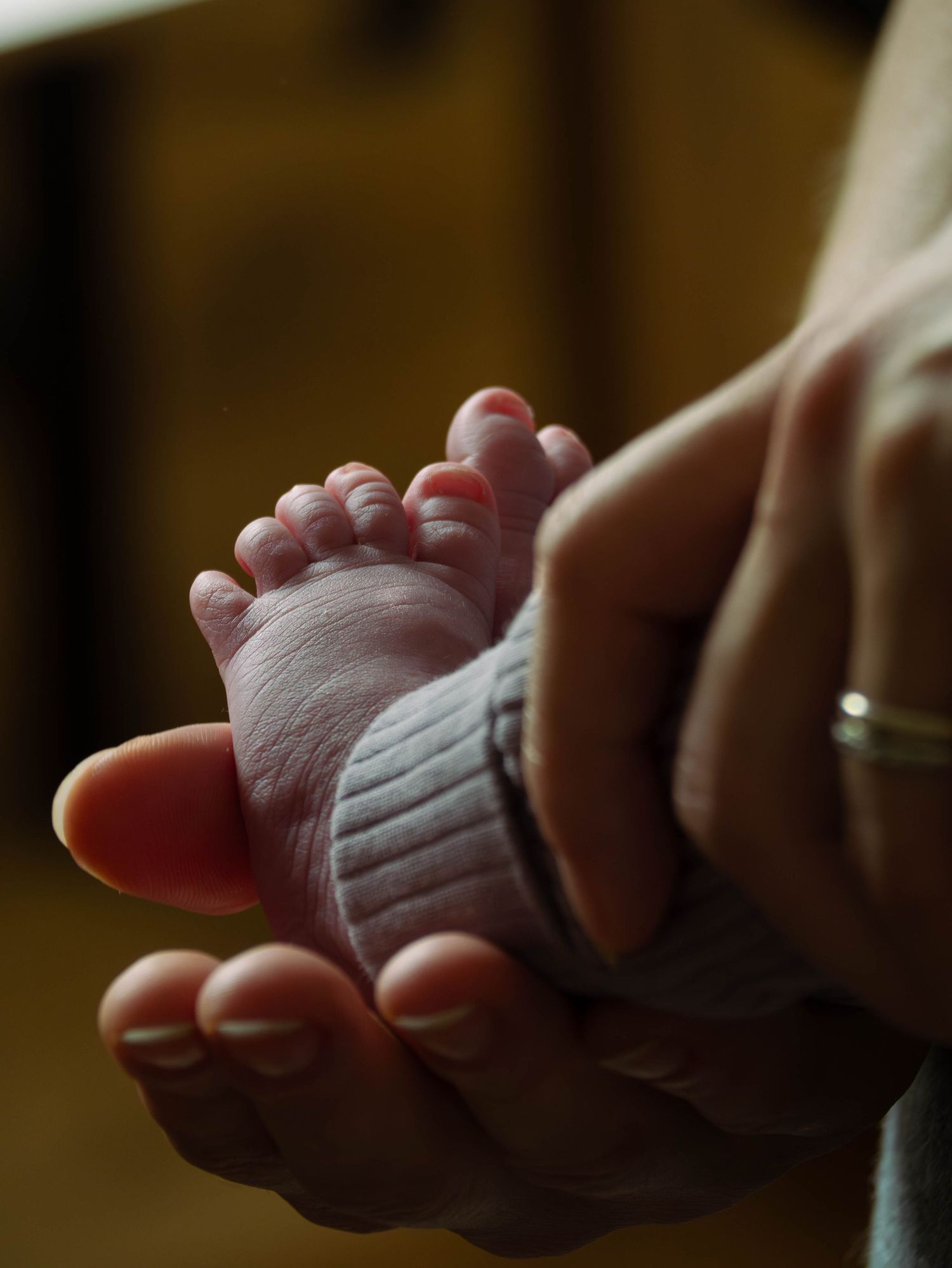 Authentische Neugeborenenfotografie Graz. Lifestyle newborn photography at home – captures of those first precious days.