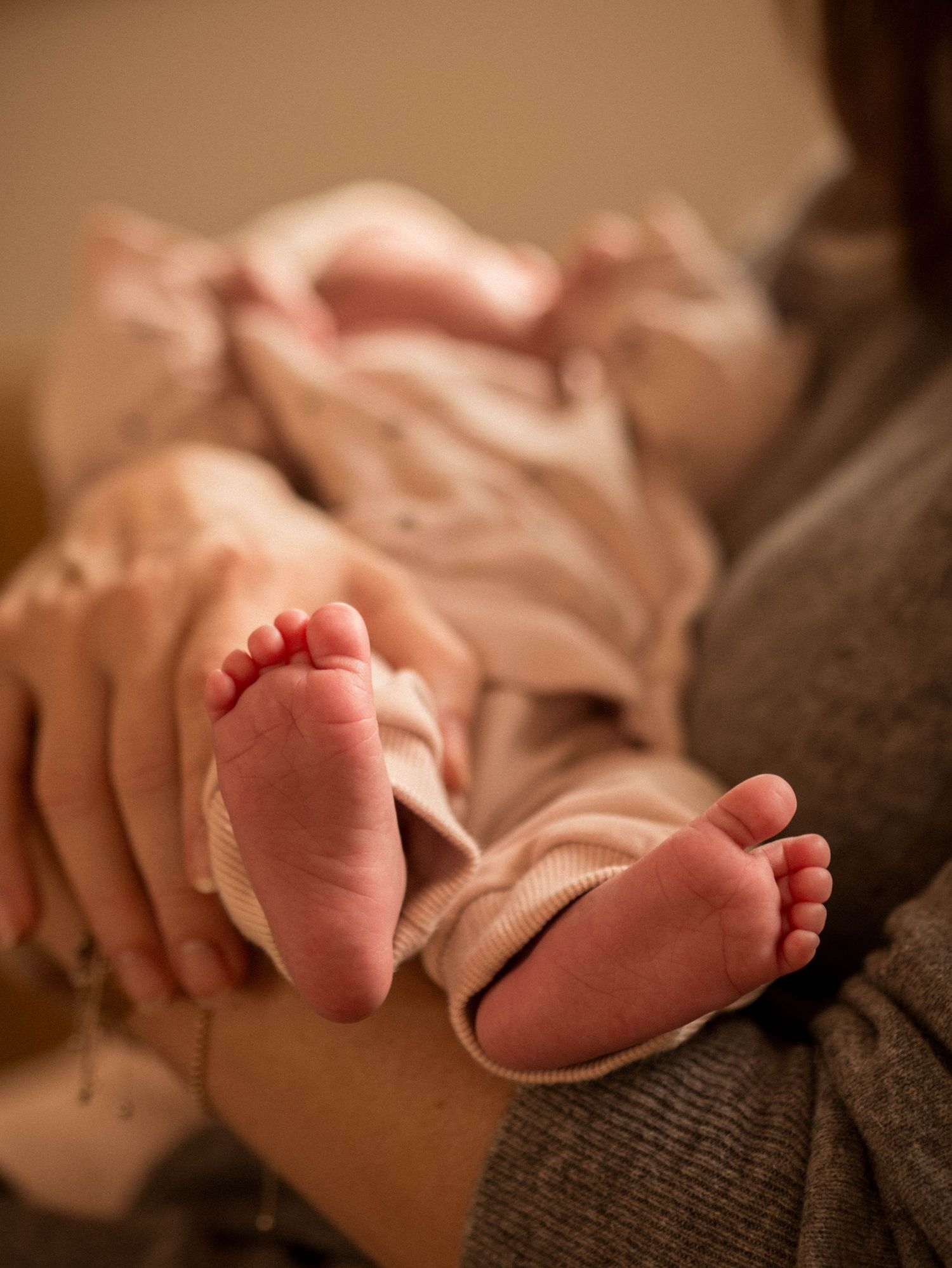 Authentische Neugeborenenfotografie Graz. Lifestyle newborn photography at home – captures of those first precious days.