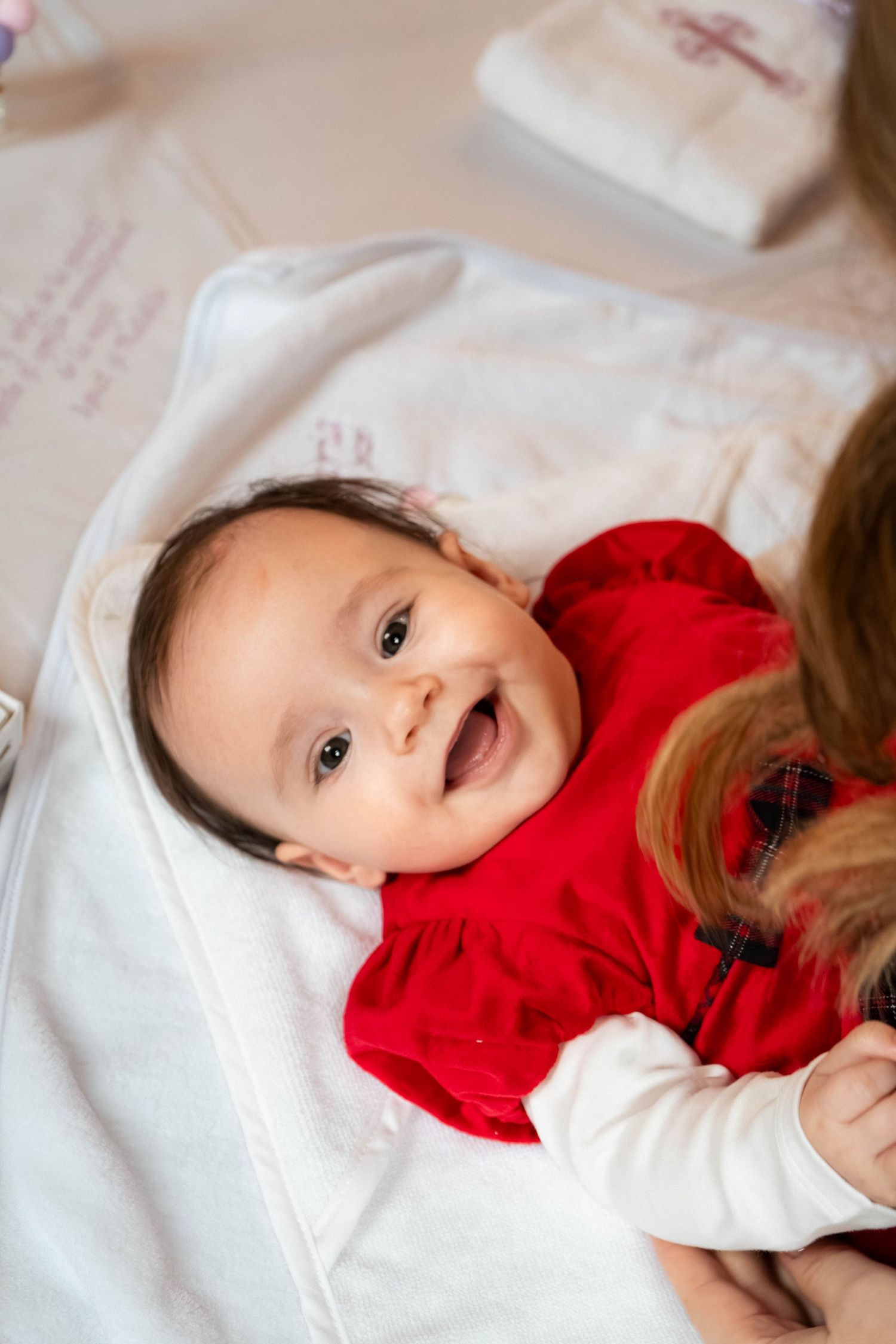 Authentische Neugeborenenfotografie Graz. Lifestyle newborn photography at home – captures of those first precious days.
