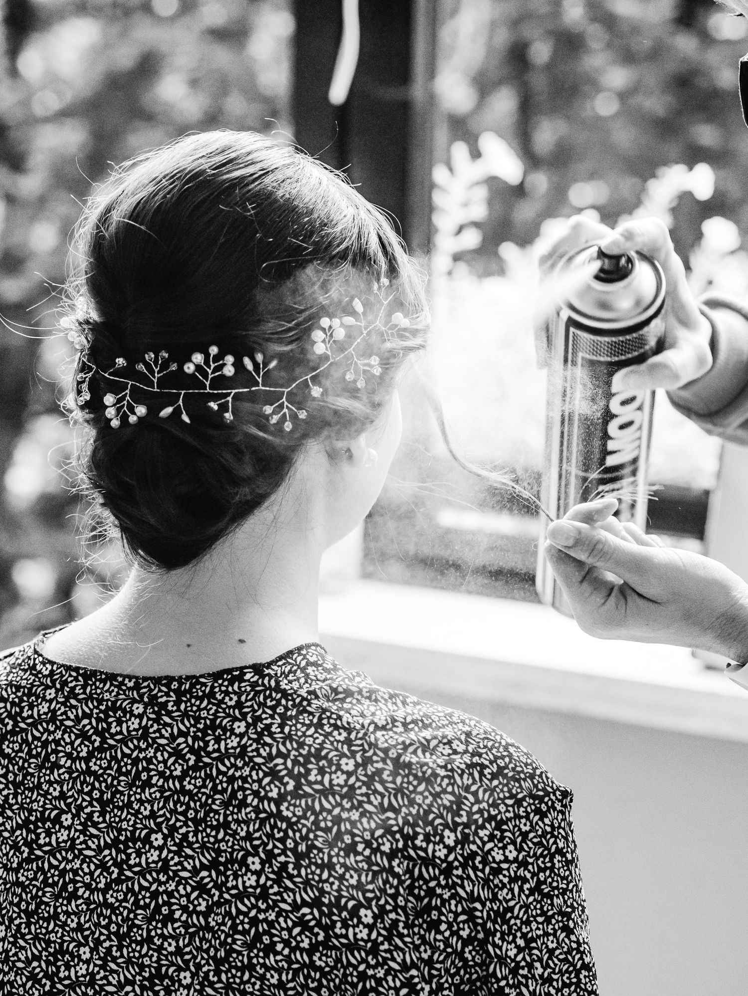 Nahaufnahme von Vintage-Brautschmuck und Spitzenkleid-Details, Fine Art Hochzeitsstil.