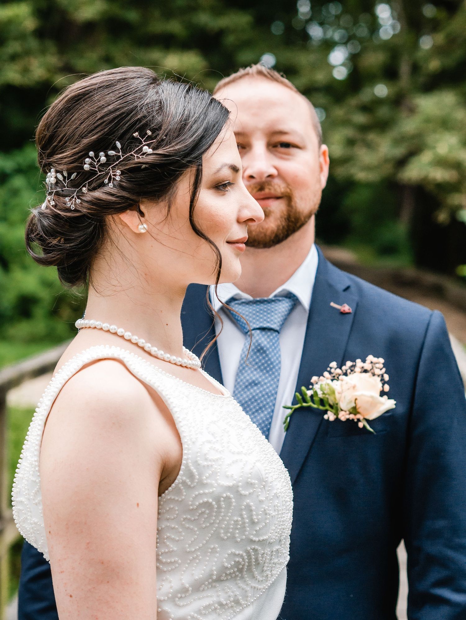Nahaufnahme von Vintage-Brautschmuck und Spitzenkleid-Details, Fine Art Hochzeitsstil.