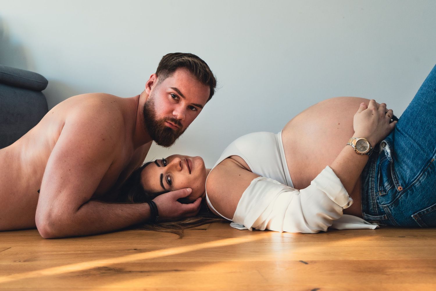 Authentische Schwangerschaftsfotografie in Graz, Wien & Leibnitz. Modernes Babybauch-Shooting von PETRARCA in der Steiermark & weltweit.