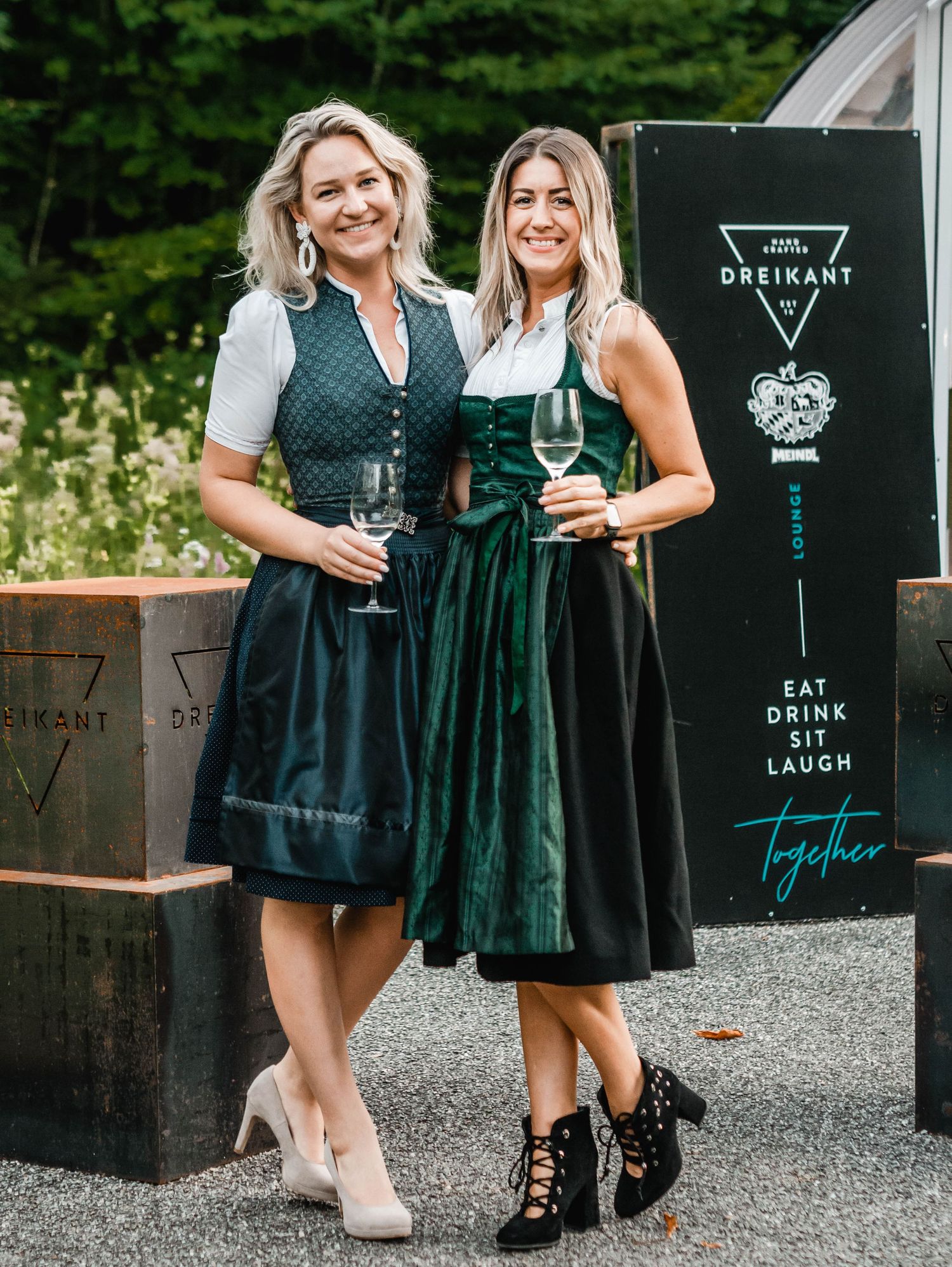 Authentische Partyfotografie: Gäste tanzen mit Neonlichtern, Eventfotograf Graz.