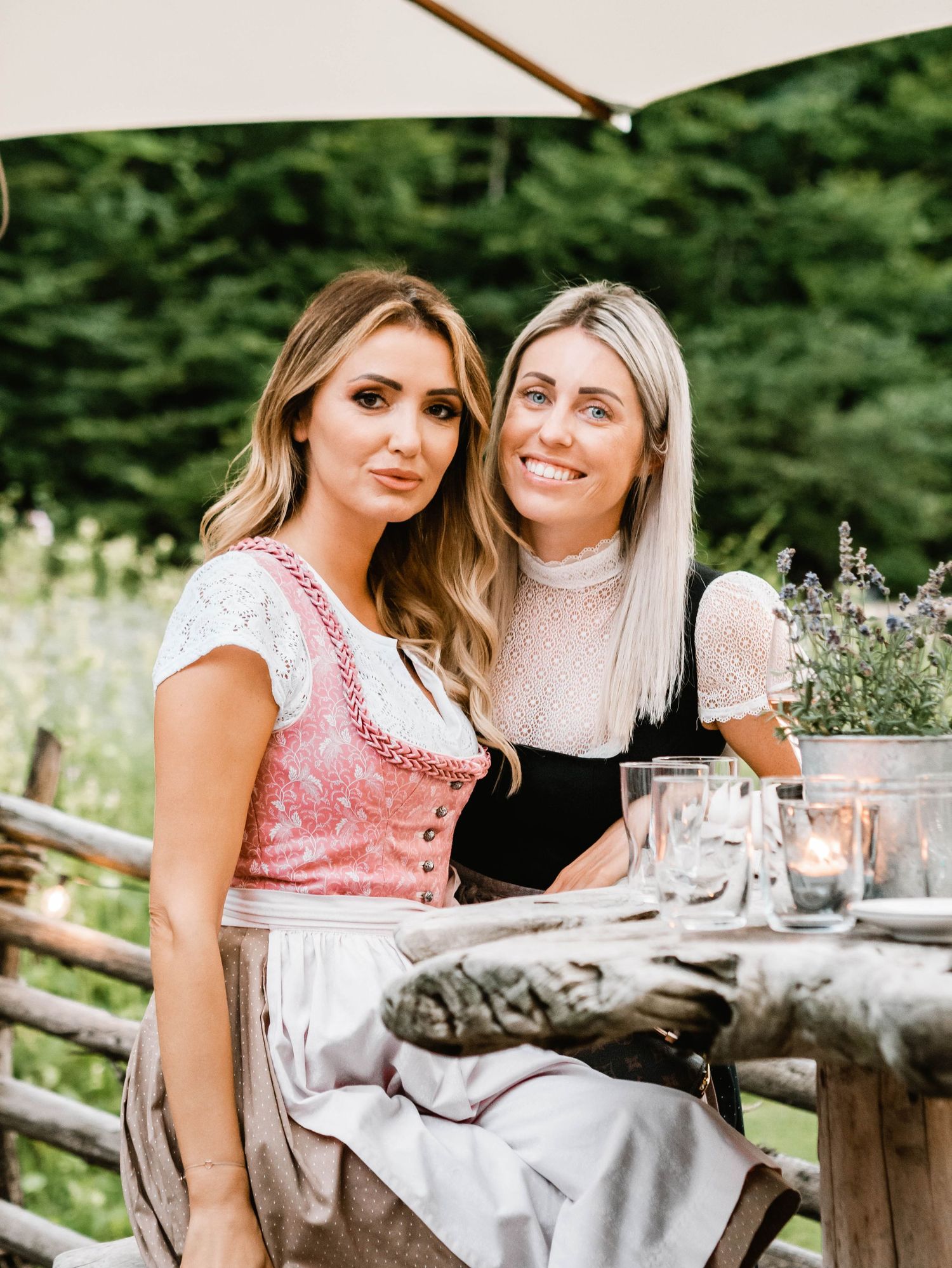 Authentische Partyfotografie: Gäste tanzen mit Neonlichtern, Eventfotograf Graz.