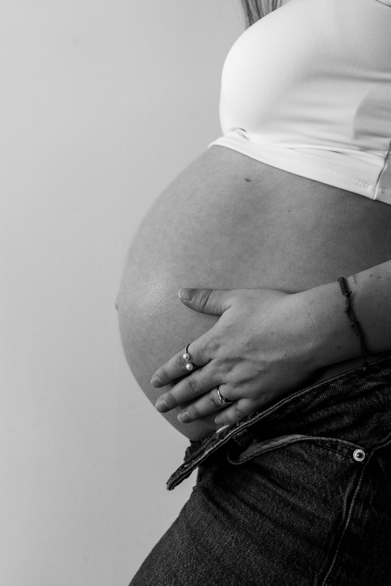 Authentische Schwangerschaftsfotografie in Graz, Wien & Leibnitz. Modernes Babybauch-Shooting von PETRARCA in der Steiermark & weltweit.