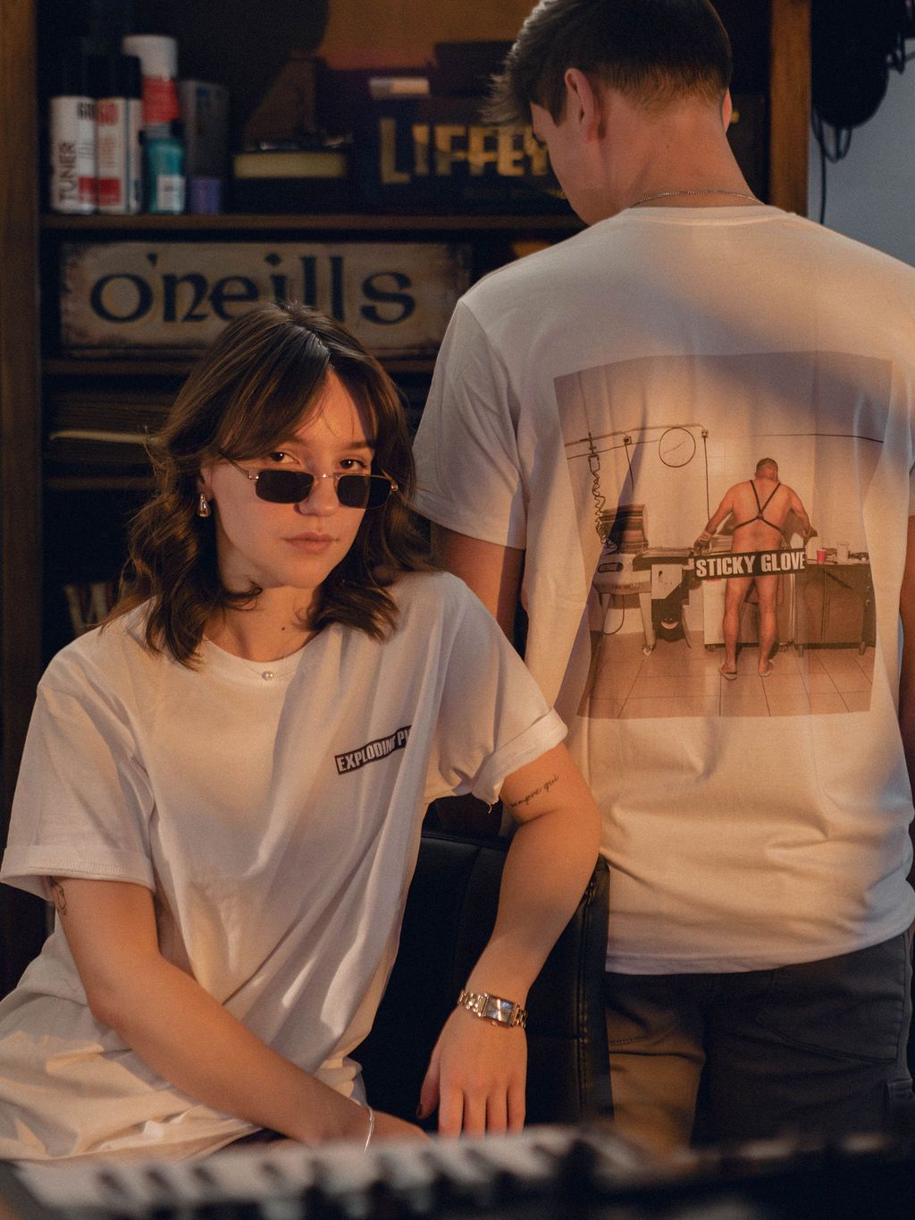 Künstlerisches Porträt mit Exploding Pig Gehirn-Merch, cineastisches Licht und Schatten.