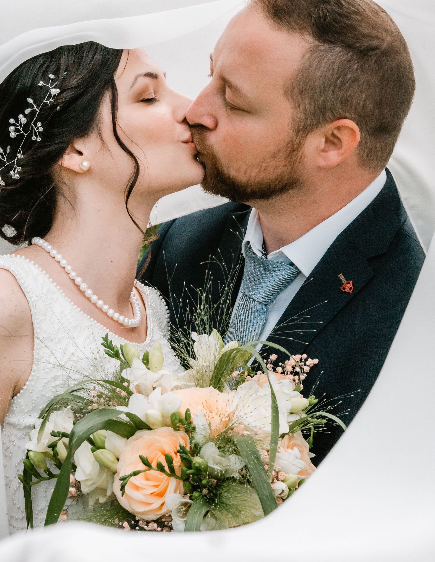 Nahaufnahme von Vintage-Brautschmuck und Spitzenkleid-Details, Fine Art Hochzeitsstil.