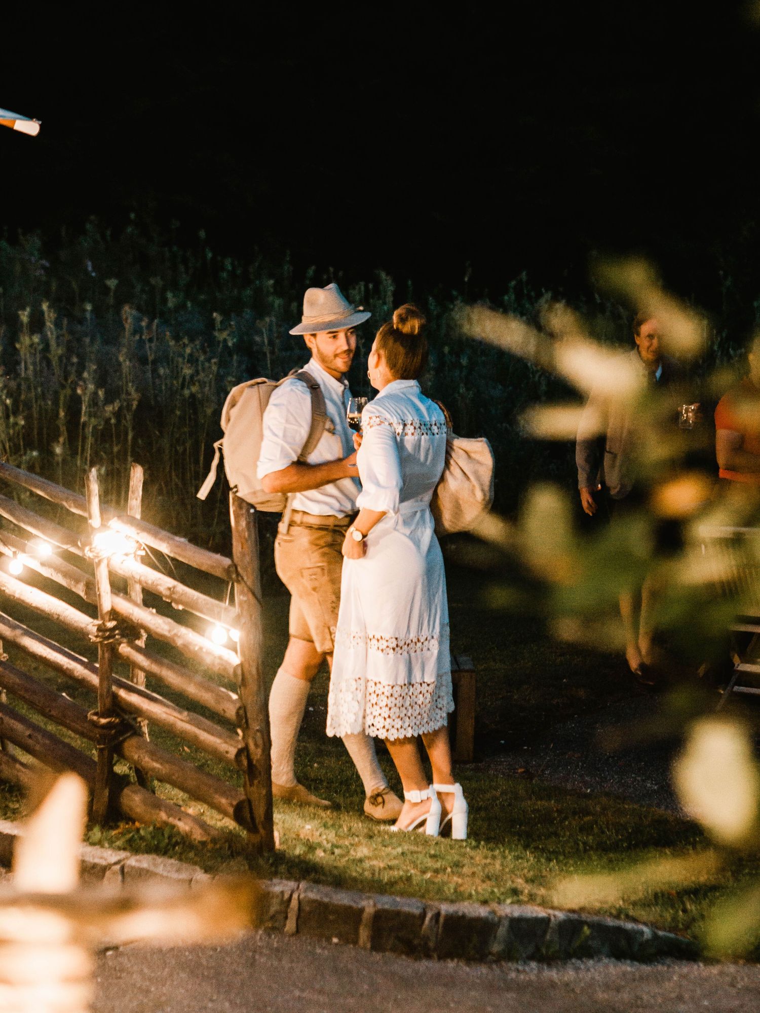 Authentische Partyfotografie: Gäste tanzen mit Neonlichtern, Eventfotograf Graz.