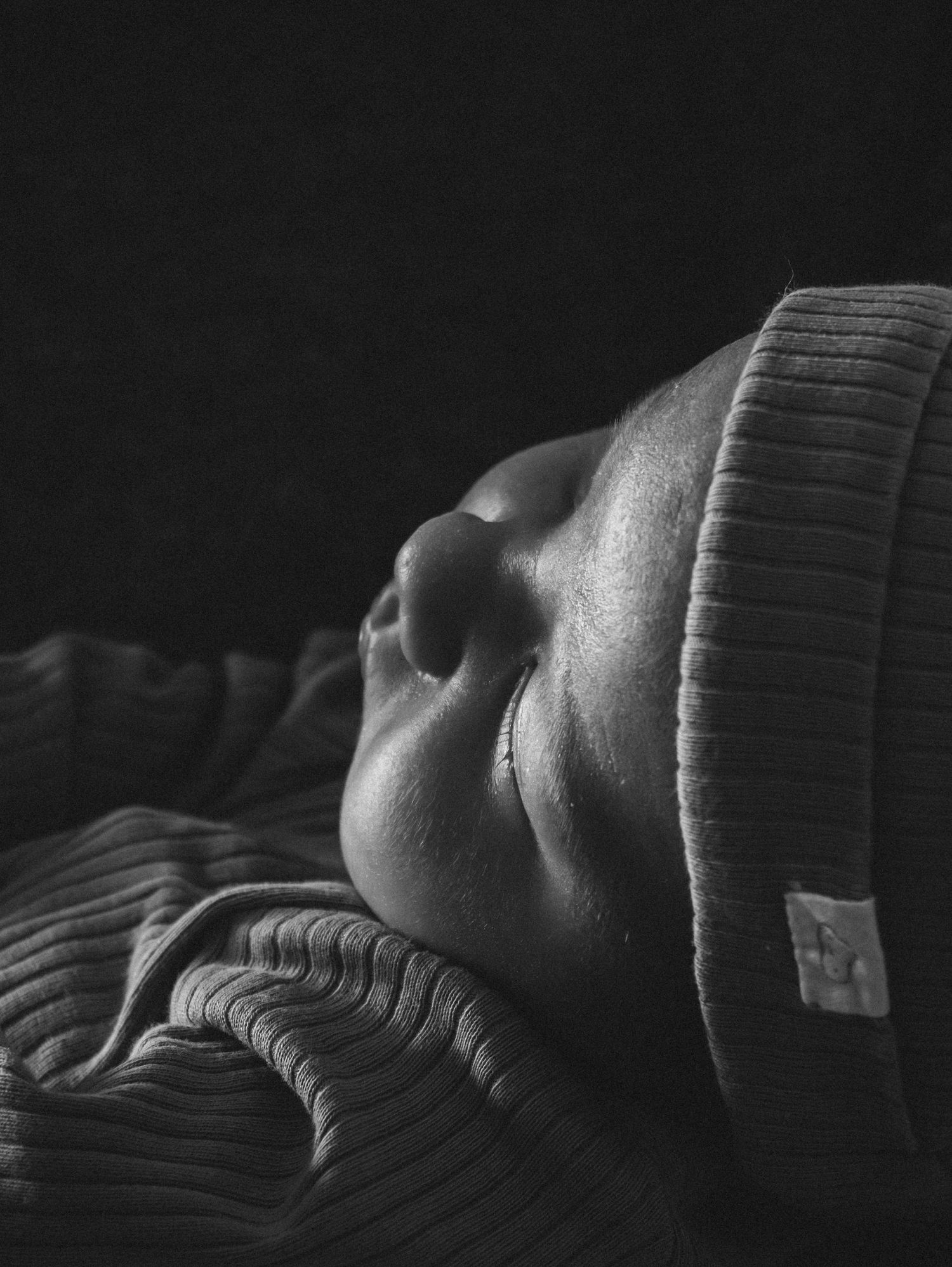 Authentische Neugeborenenfotografie Graz. Lifestyle newborn photography at home – captures of those first precious days.