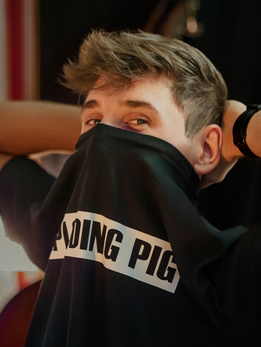 Künstlerisches Porträt mit Exploding Pig Gehirn-Merch, cineastisches Licht und Schatten.