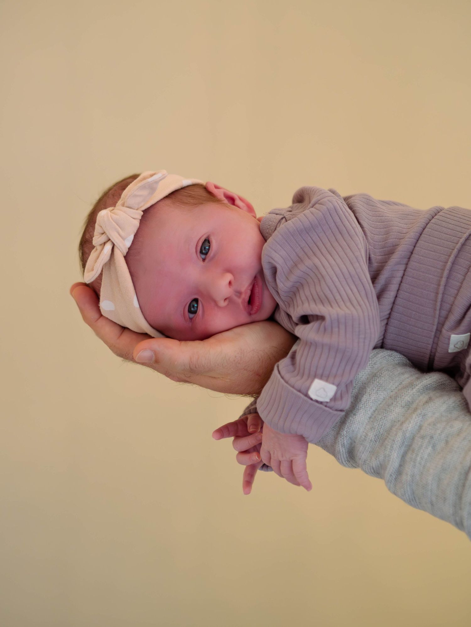 Authentische Neugeborenenfotografie in Graz, Wien & Leibnitz. Moderne Homestory & Babyfotos von PETRARCA in der gesamten Steiermark.