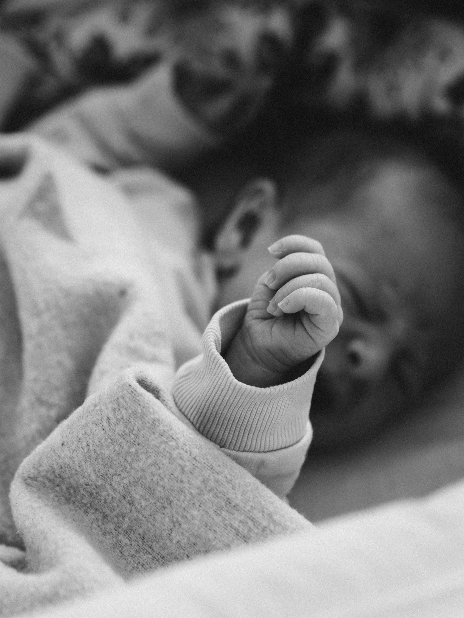 Authentische Neugeborenenfotografie Graz. Lifestyle newborn photography at home – captures of those first precious days.