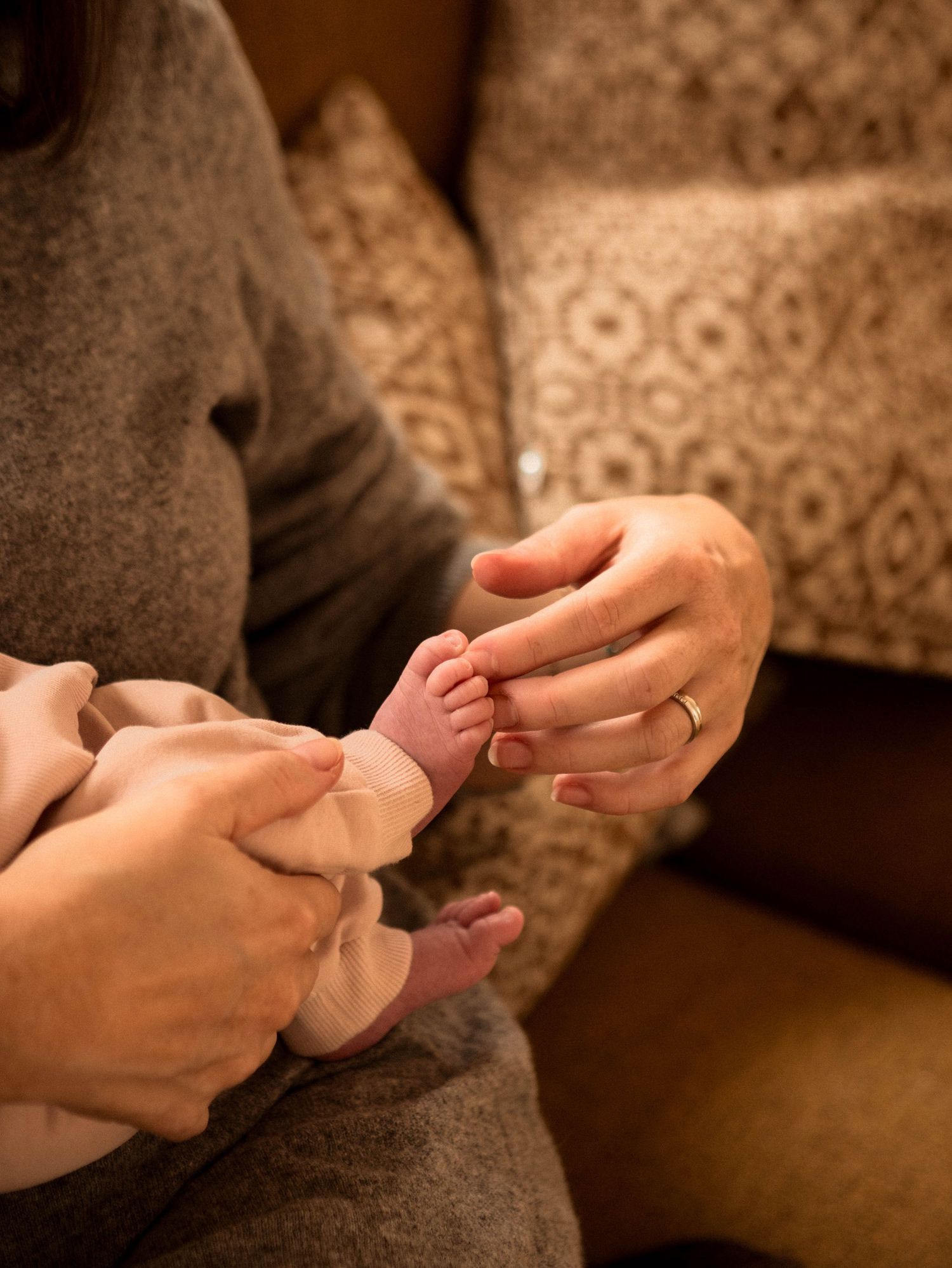 Authentische Neugeborenenfotografie Graz. Lifestyle newborn photography at home – captures of those first precious days.