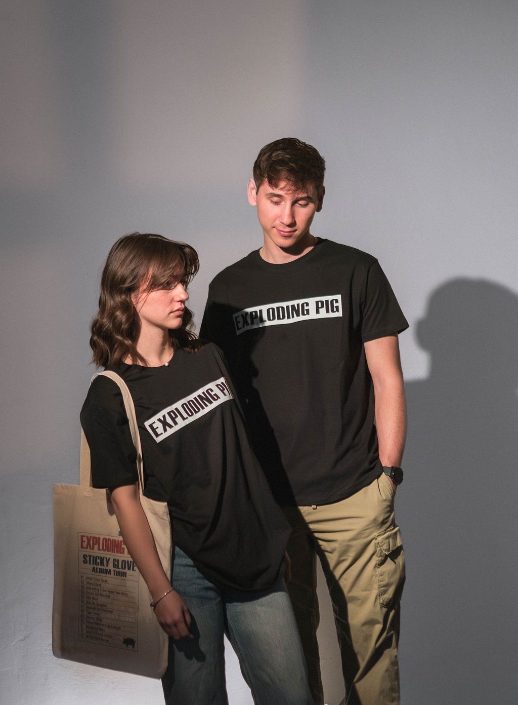 Künstlerisches Porträt mit Exploding Pig Gehirn-Merch, cineastisches Licht und Schatten.