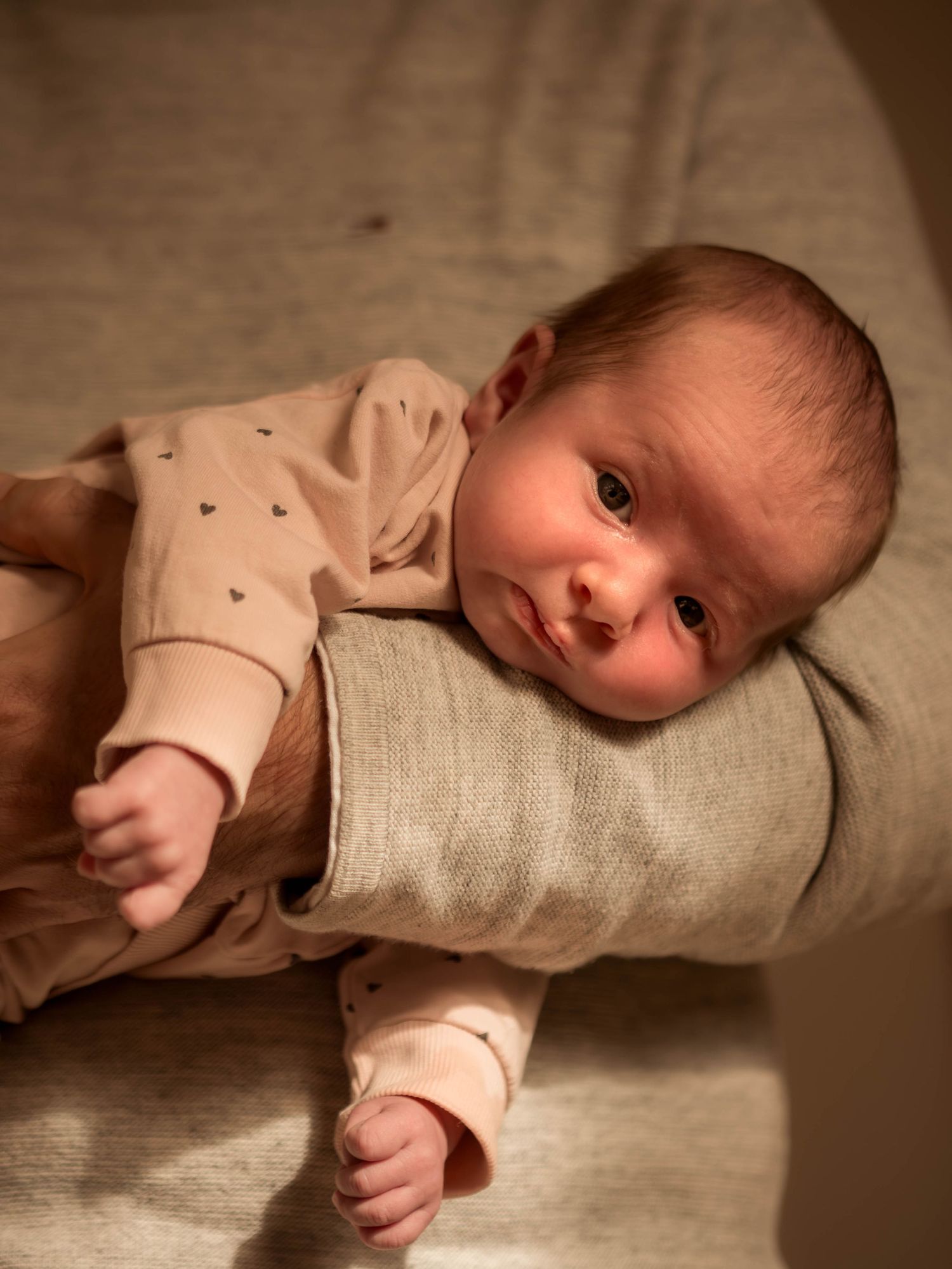 Authentische Neugeborenenfotografie in Graz, Wien & Leibnitz. Moderne Homestory & Babyfotos von PETRARCA in der gesamten Steiermark.