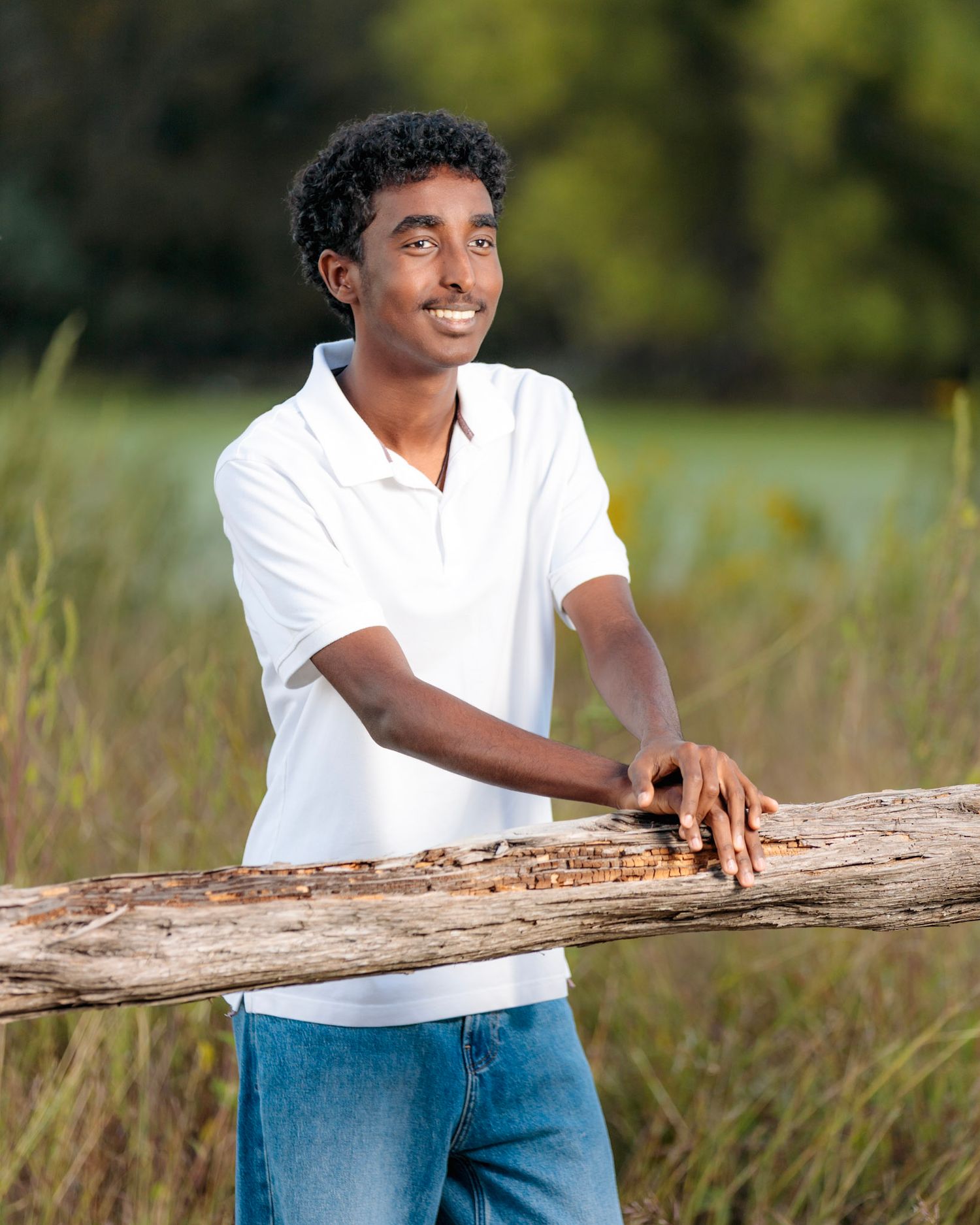 Senior portrait of a teen boy in natural light with off camera flash