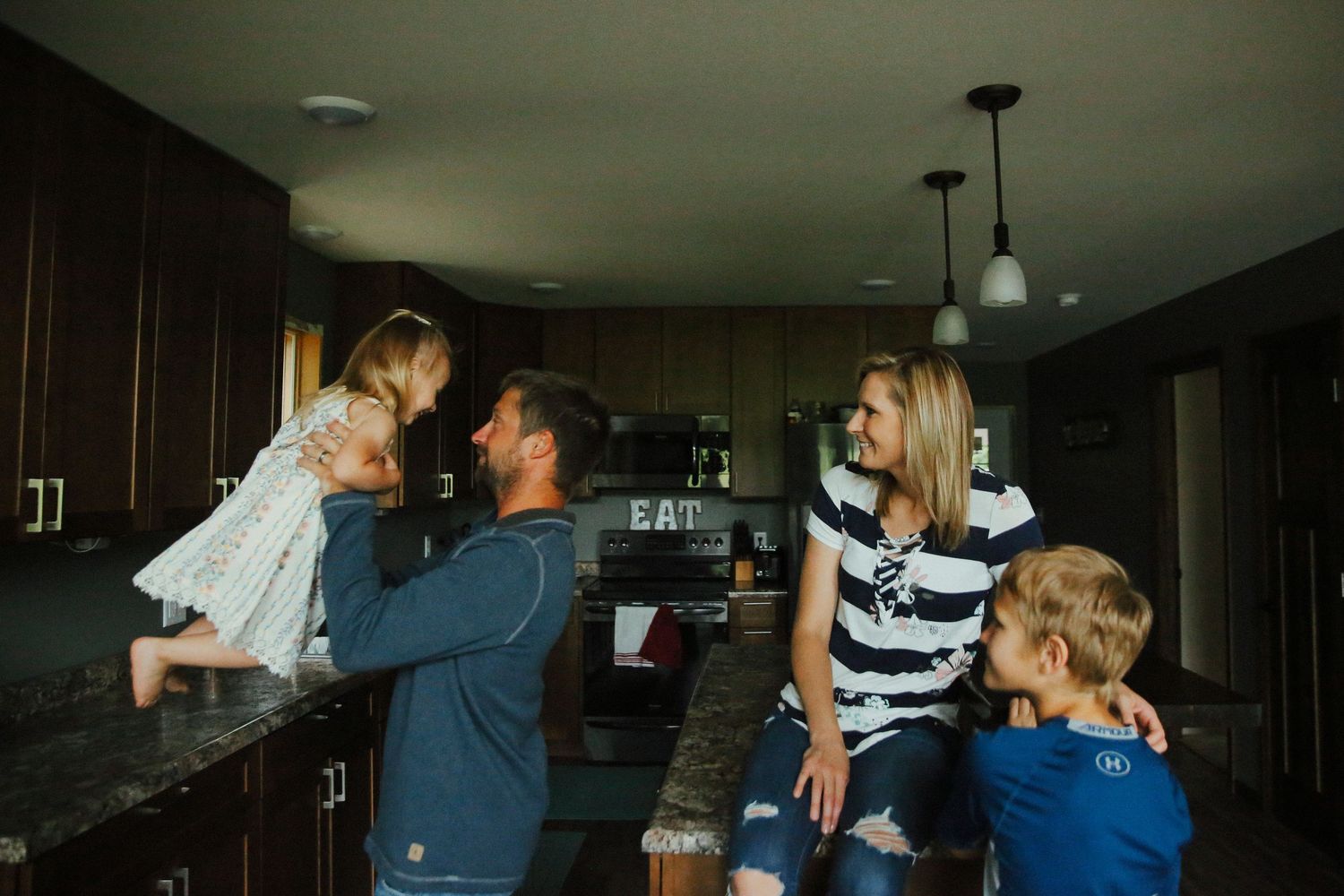 Minnesota Family Photographer. Fergus Falls Family Photographer. Lifestyle Photos. Lifestyle Family Photos.