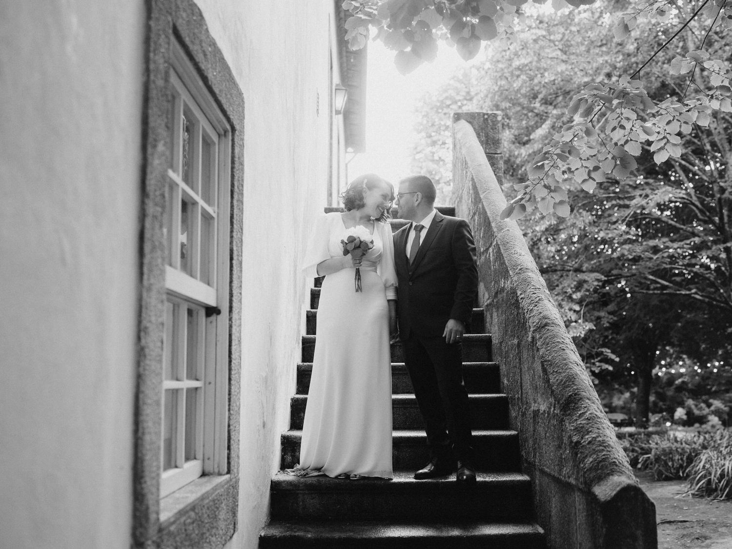 Fotografia a preto e branco dos noivos num casamento na Casa Grande do Fontão em ponte de Lima