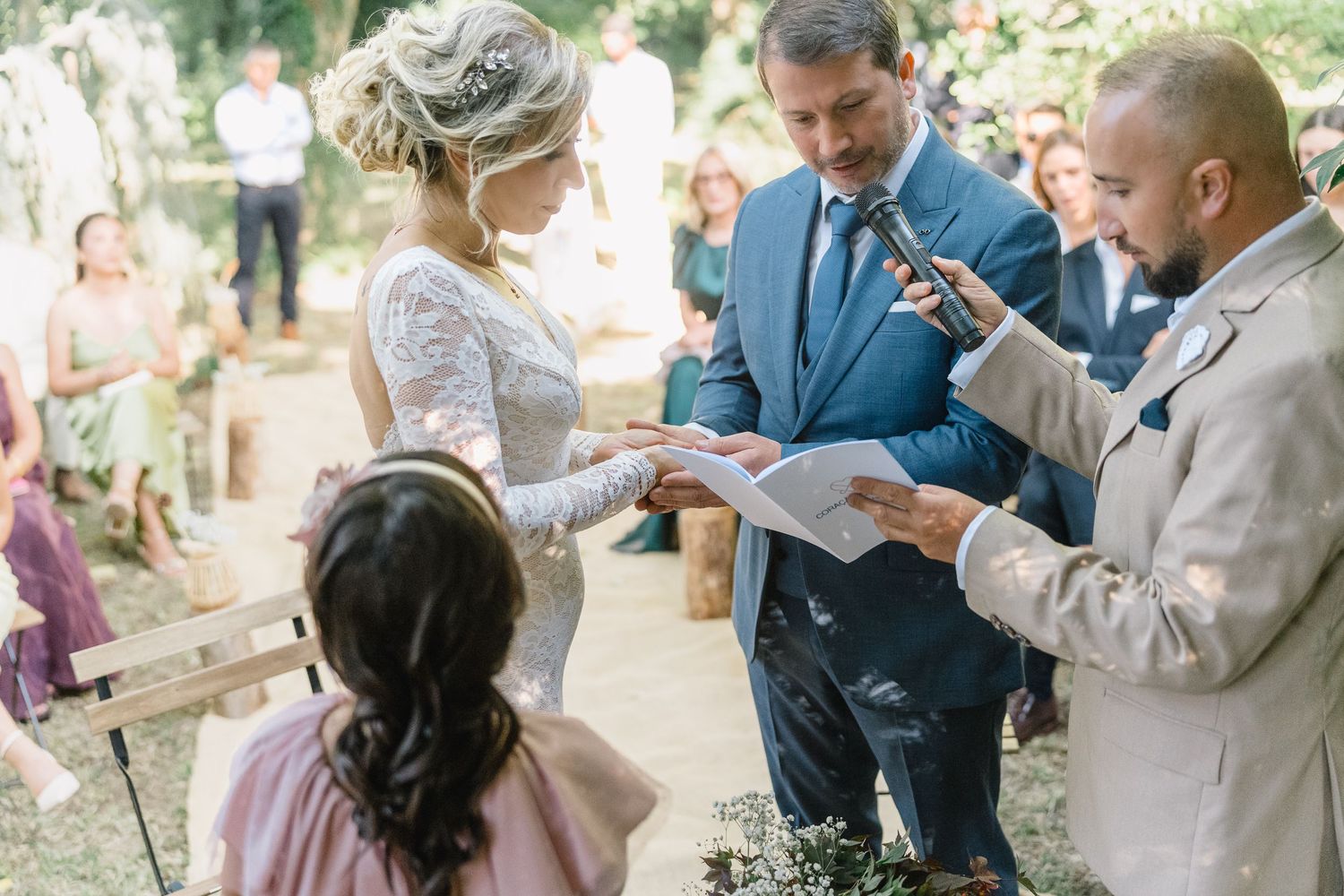 Os convidados do casamento desfrutam de momentos espontâneos durante uma receção ao ar livre num jardim Casamento rustico em ponte de lima