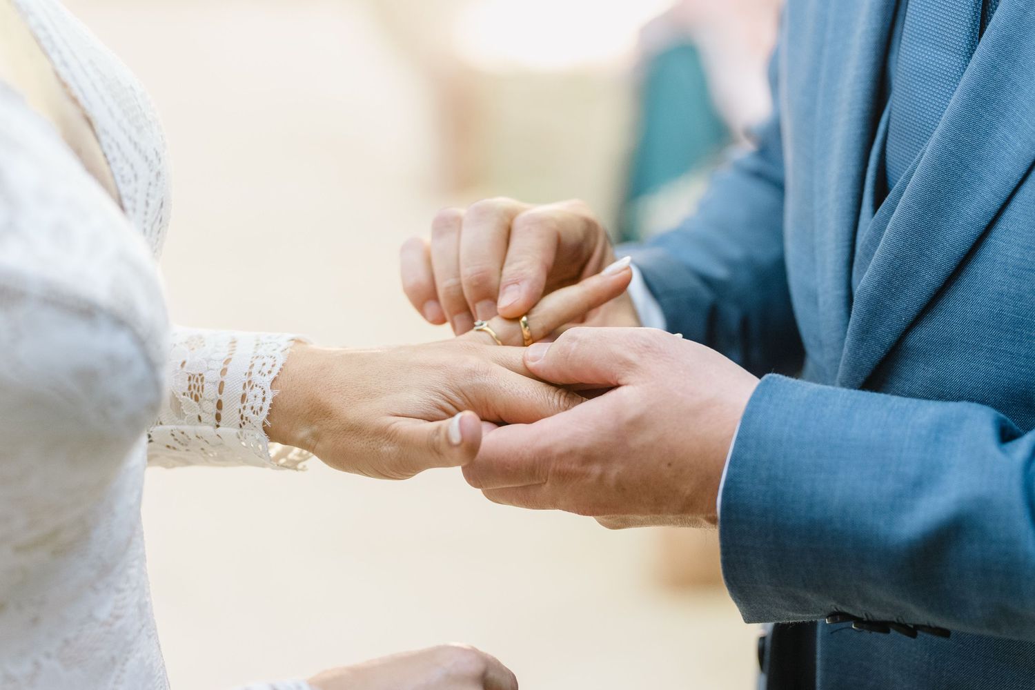 Visão aproximada de mãos a trocar alianças durante casamento rustico em ponte lima