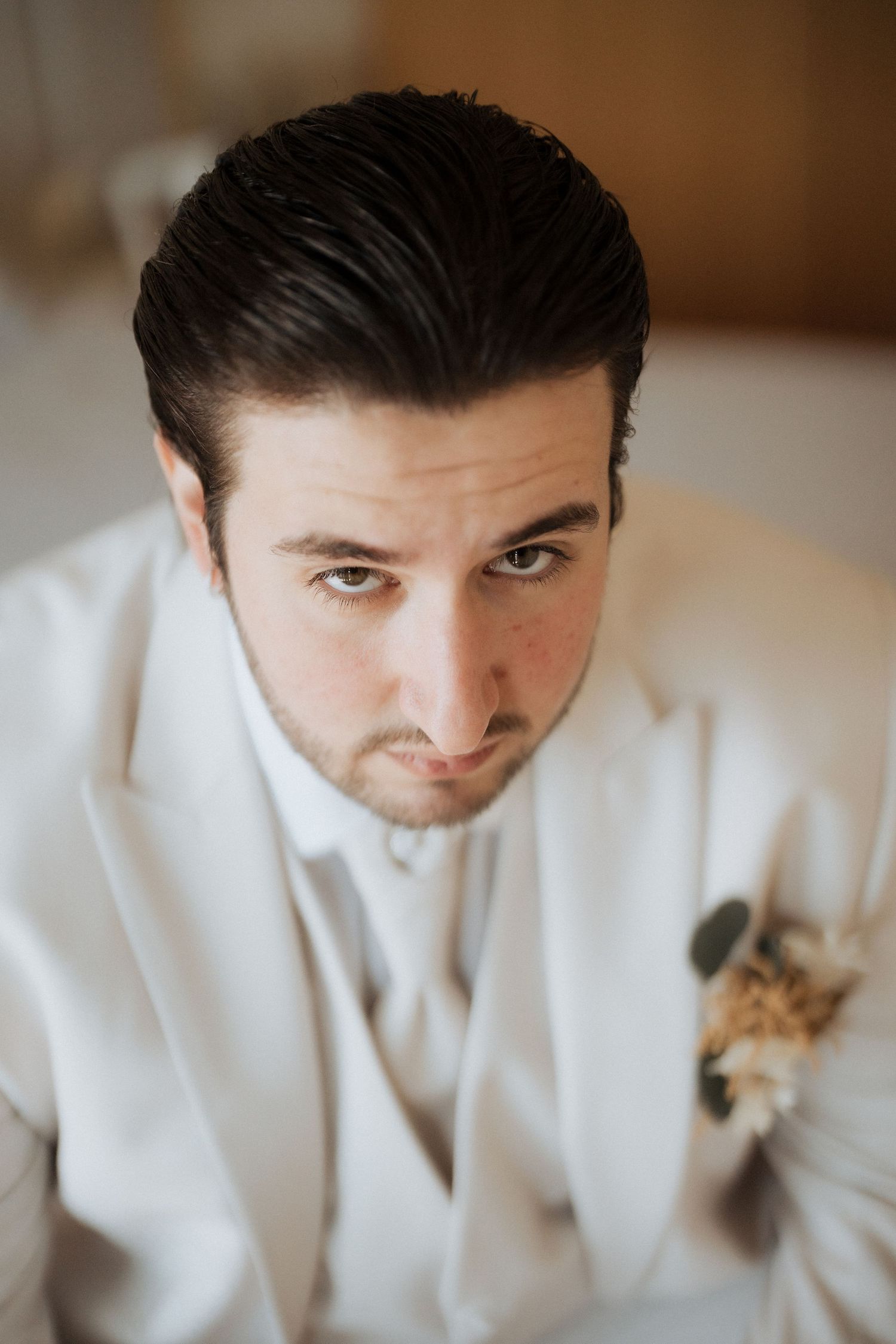 Retrato da preparação do noivo para casamento na Quinta do Cruzeiro.