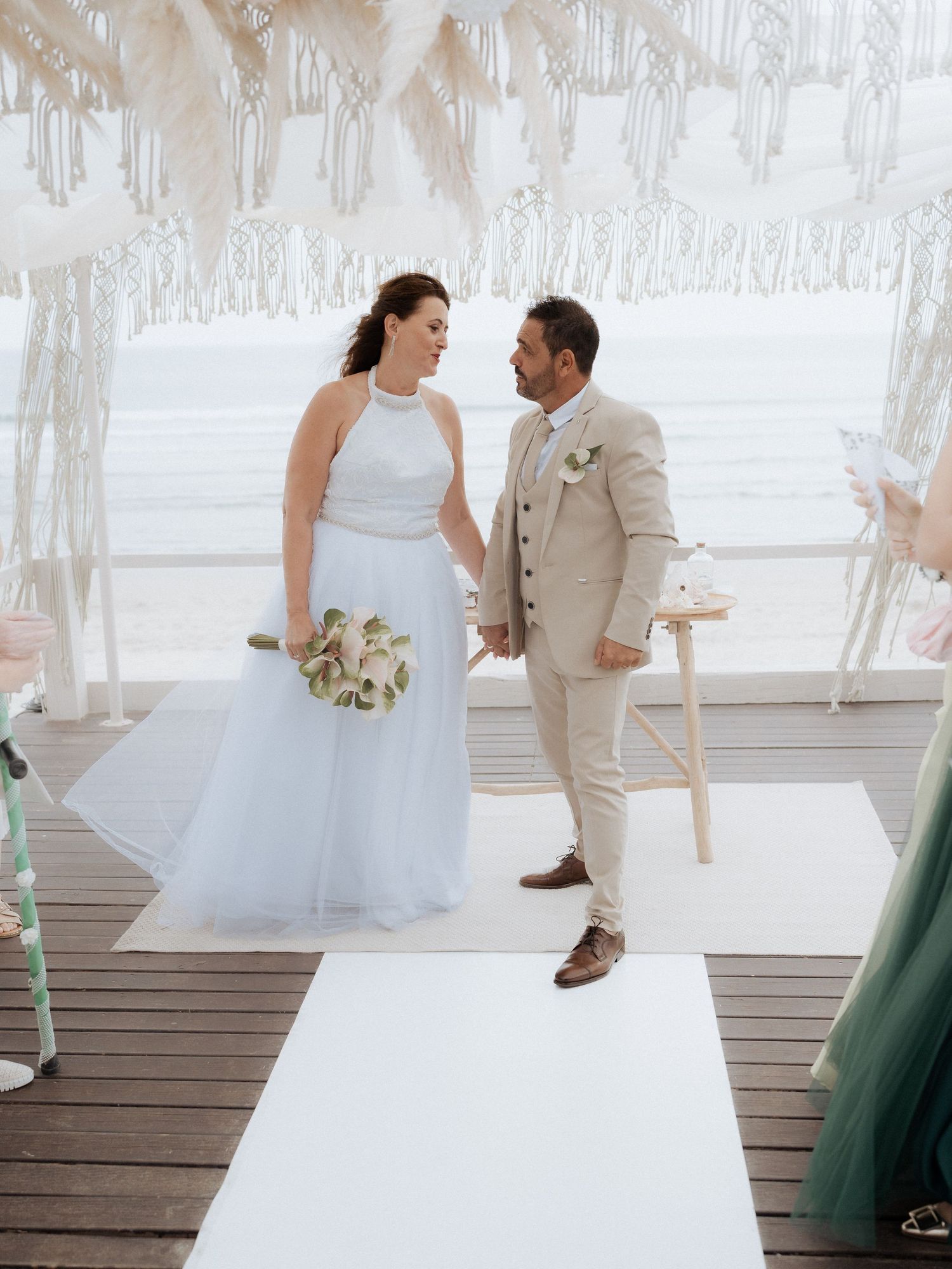 Noivos junto ao local da cerimônia de casamento no Set Lounge Azurara em Vila do Conde.