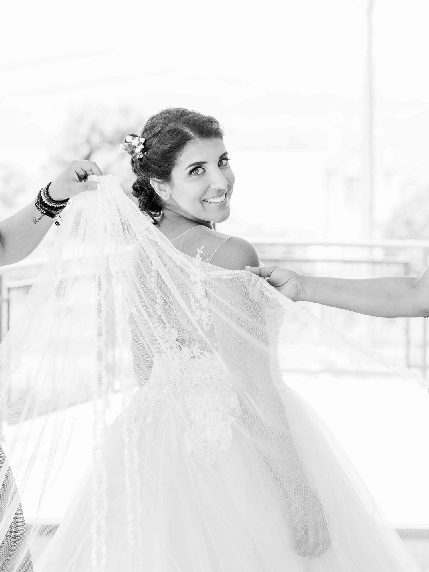 Noiva em foto a preto e branco no dia de casamento na Quinta de Santo André