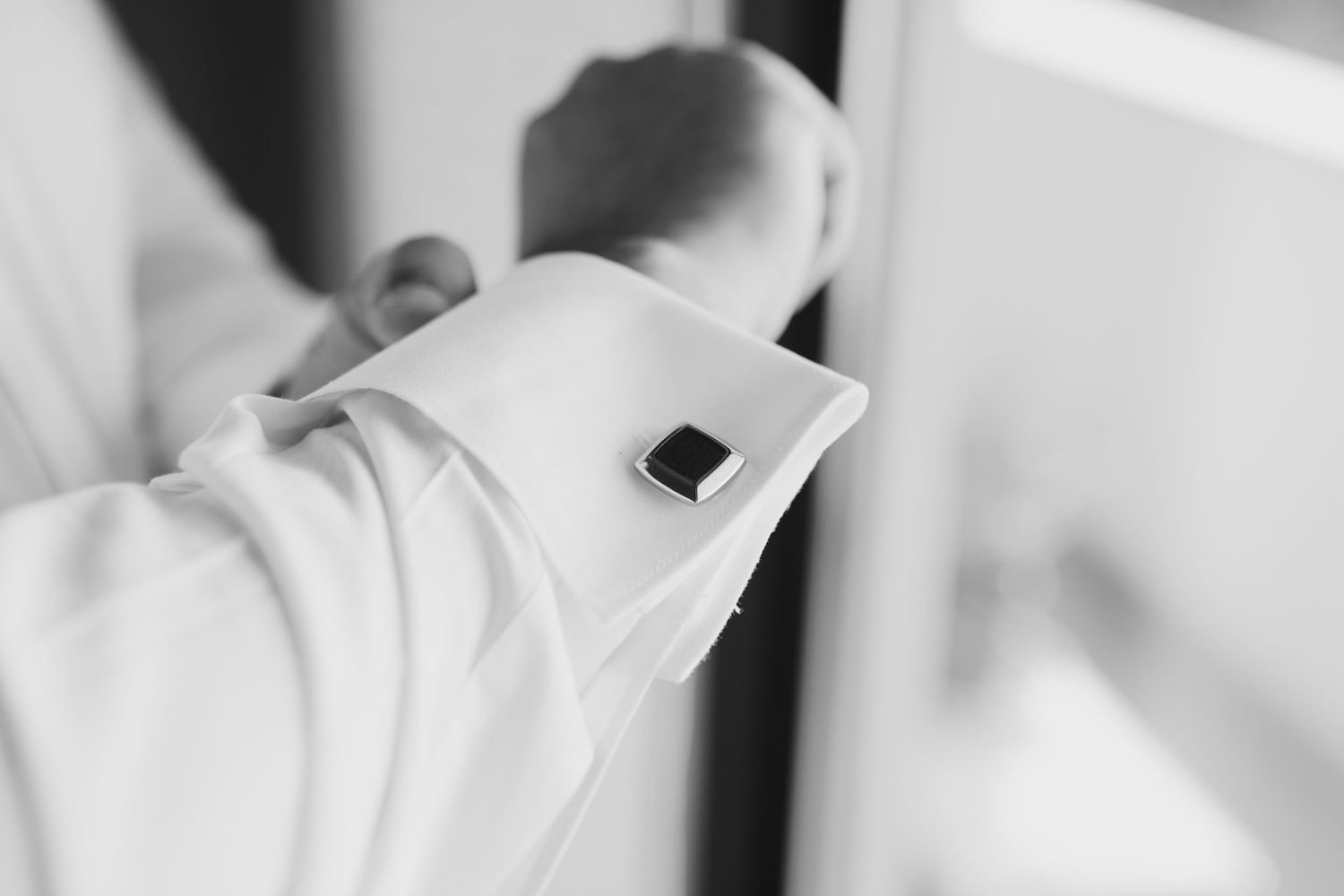 fotografias em preto e branco penduradas na parede, exibindo retratos abstratos em close-up. casamento na Quinta do Carvalho.