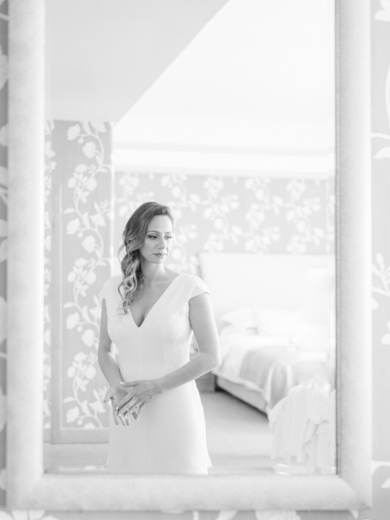 Uma série de retratos de noiva em preto e branco mostrando uma mulher de vestido branco posando contra um fundo claro. Quinta do Carvalho